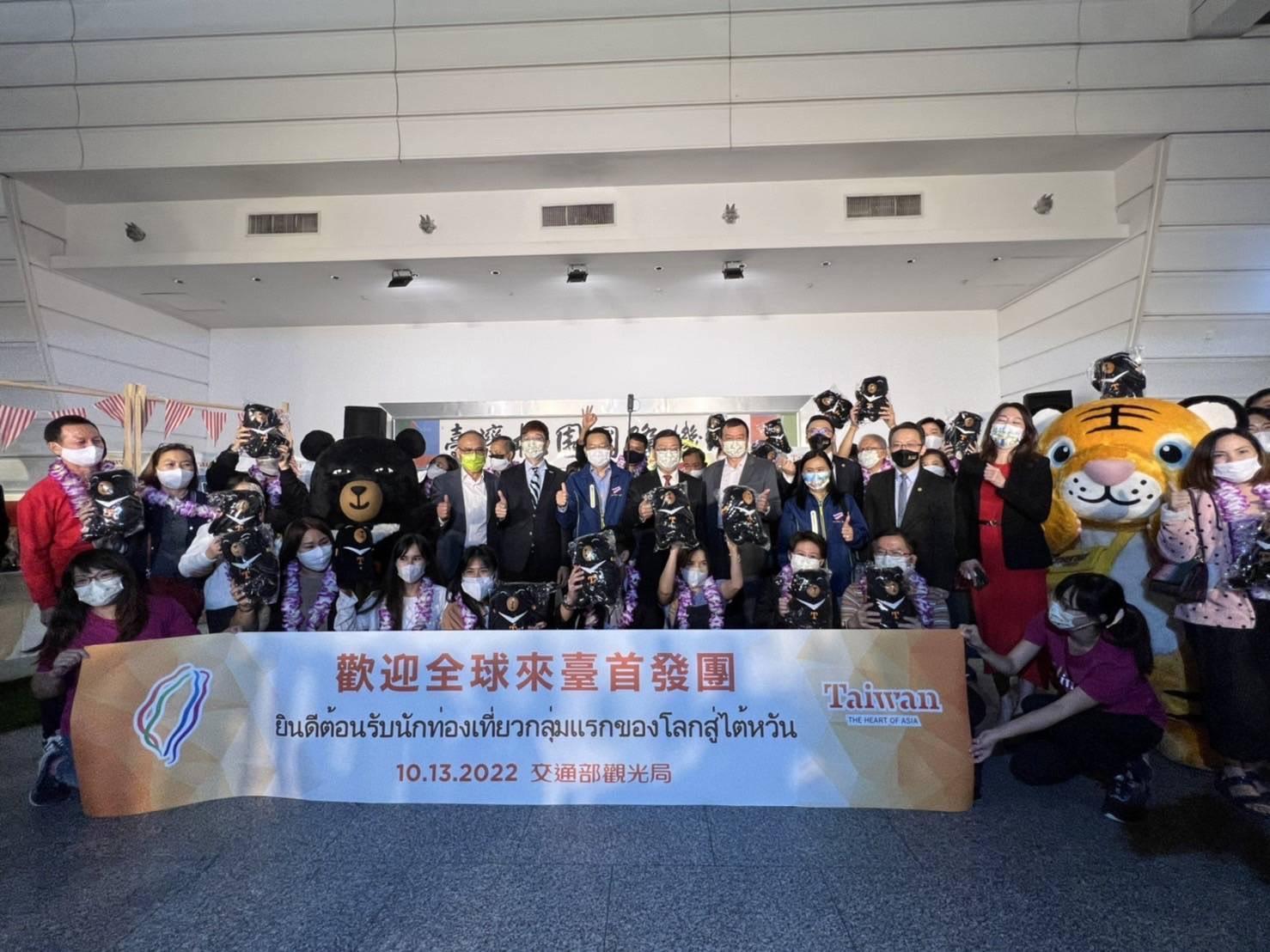 交通部觀光局在桃園機場迎接國門重啟後的首批遊客。(觀光局提供)