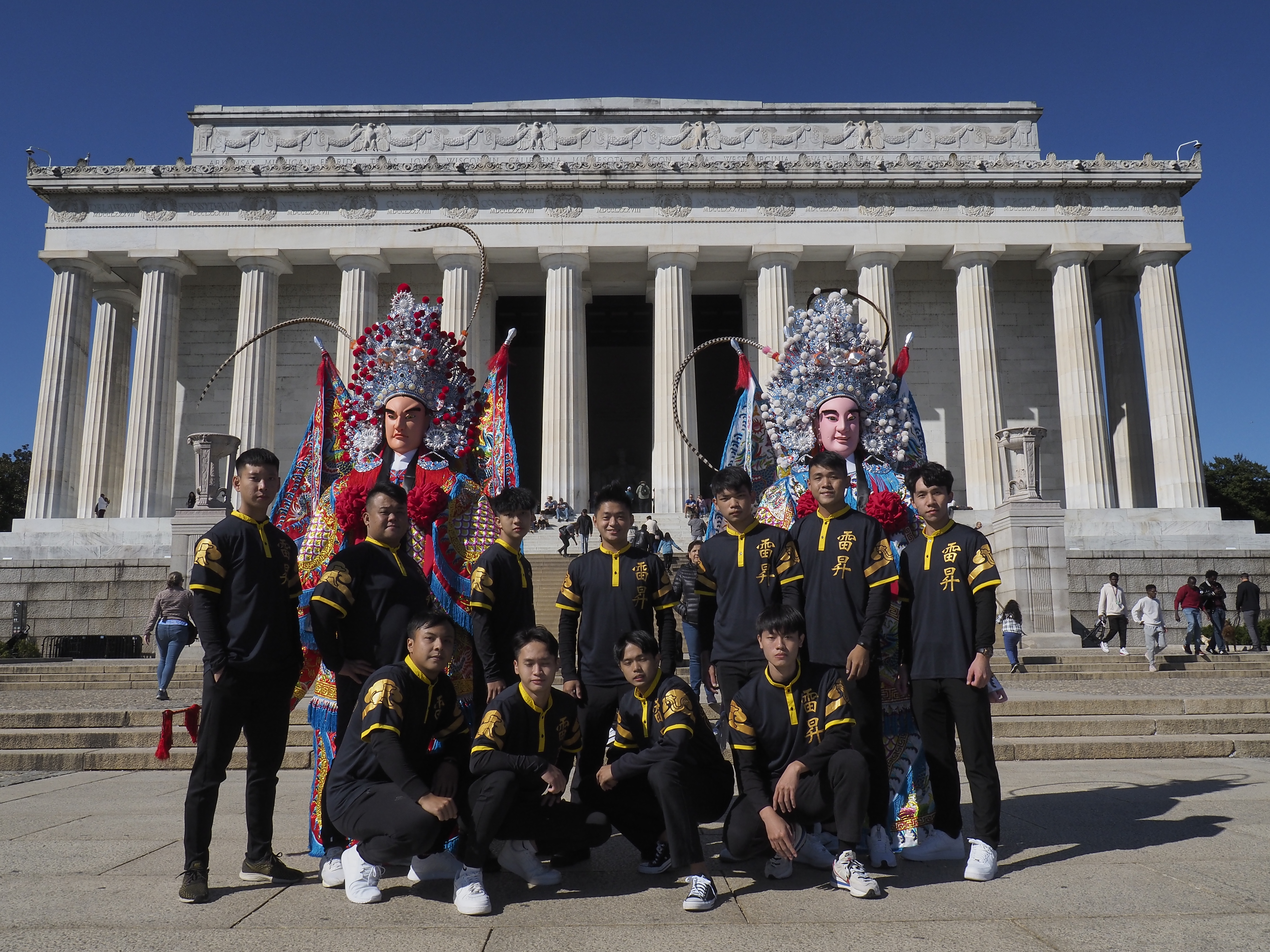 雷昇傳藝劇團帶來風童火將,於林肯紀念館前。(文化總會提供)