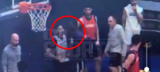 普爾（紅圈左）與格林（紅圈右）在對內練習中引發衝突。（翻攝自推特@TheEliteMedia_）