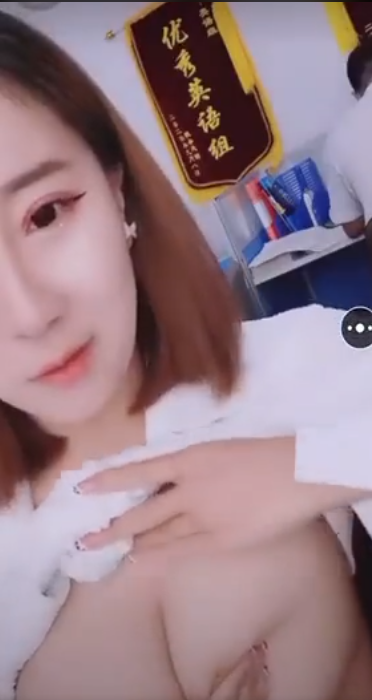 女老師在直播中開始掀衣露奶。（翻自推特）