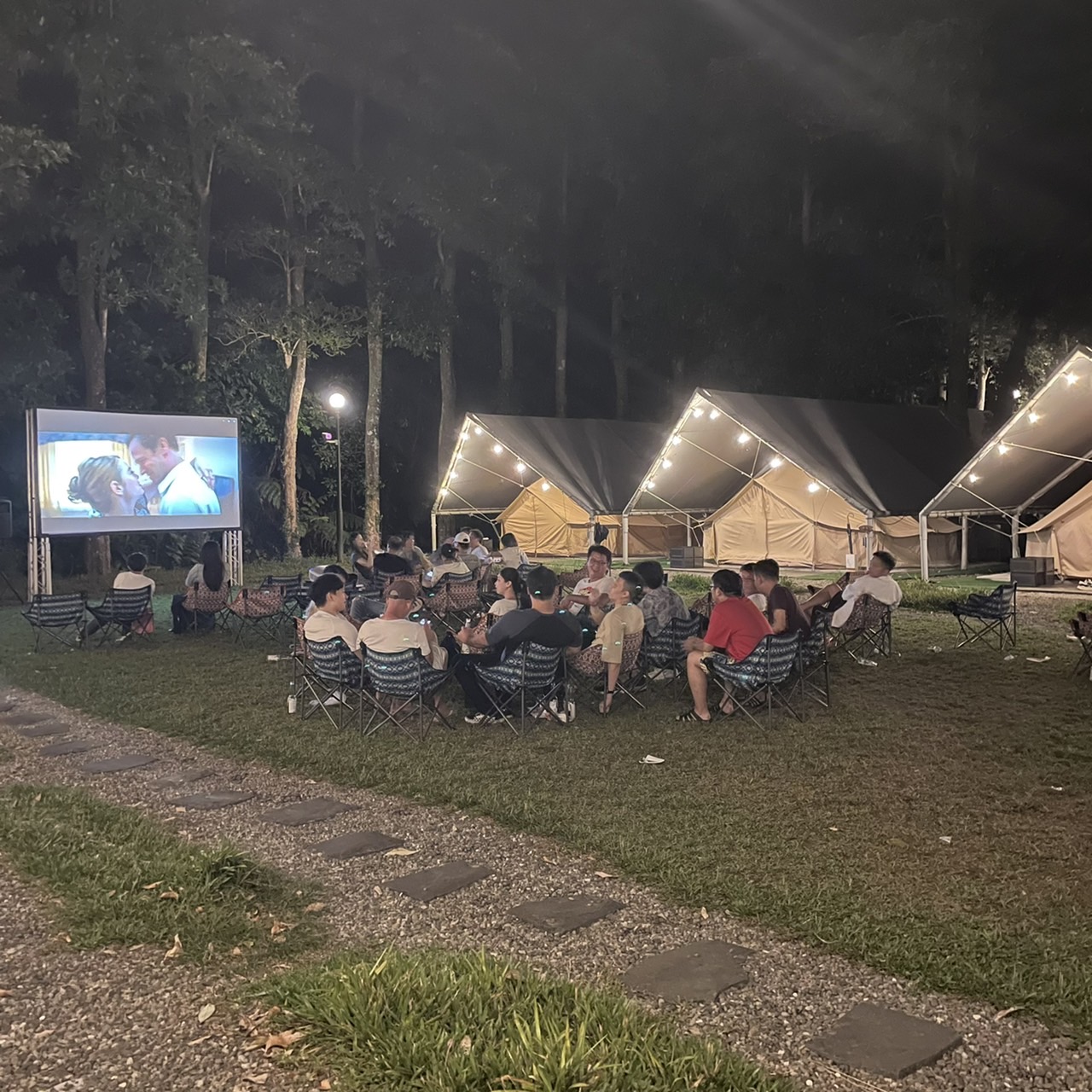 這場露營活動除了白天讓貴賓享受大自然,晚上還安排星空電影院。(Daniel Wong提供)