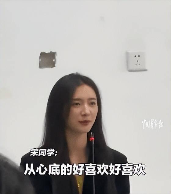很多同學都喜歡張老師。(翻自《搜狐》)