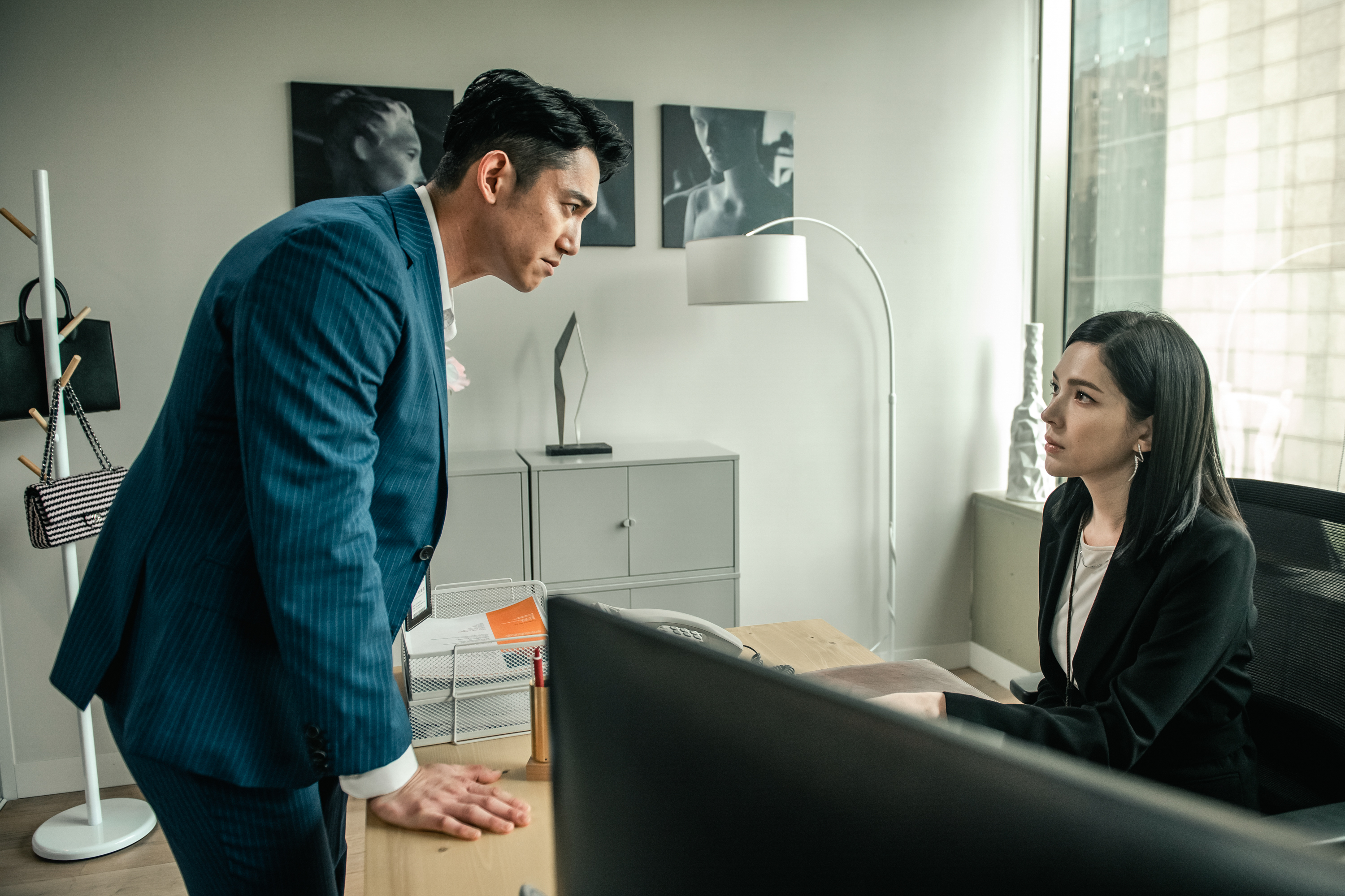 許瑋甯主管職遭吳慷仁空降截胡，想跳槽卻因未婚遭高層打槍。（Netflix提供）