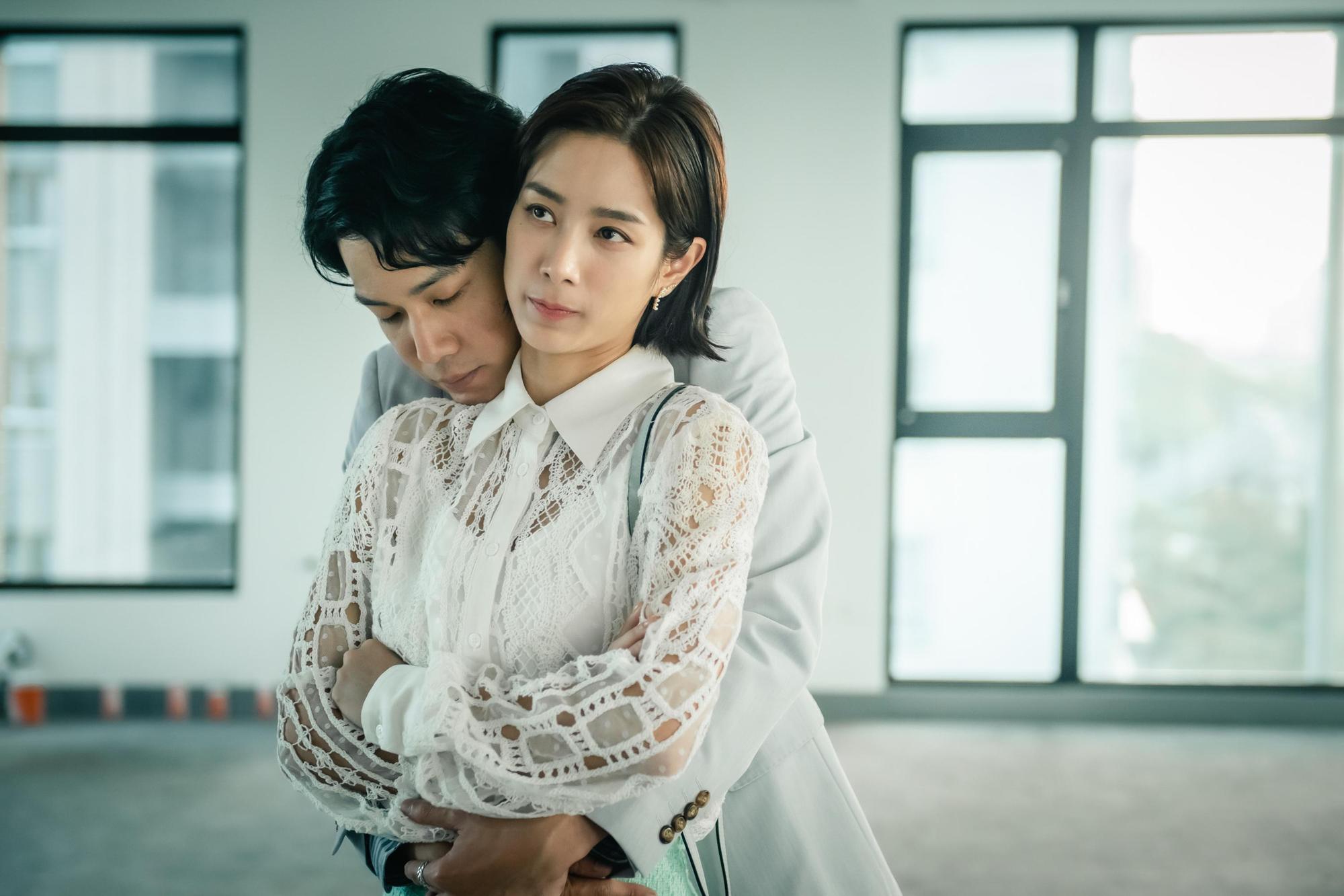 Netflix華語懸疑劇《她和她的她》温貞菱約會薛仕凌卻陷數位性暴力。（Netflix提供）