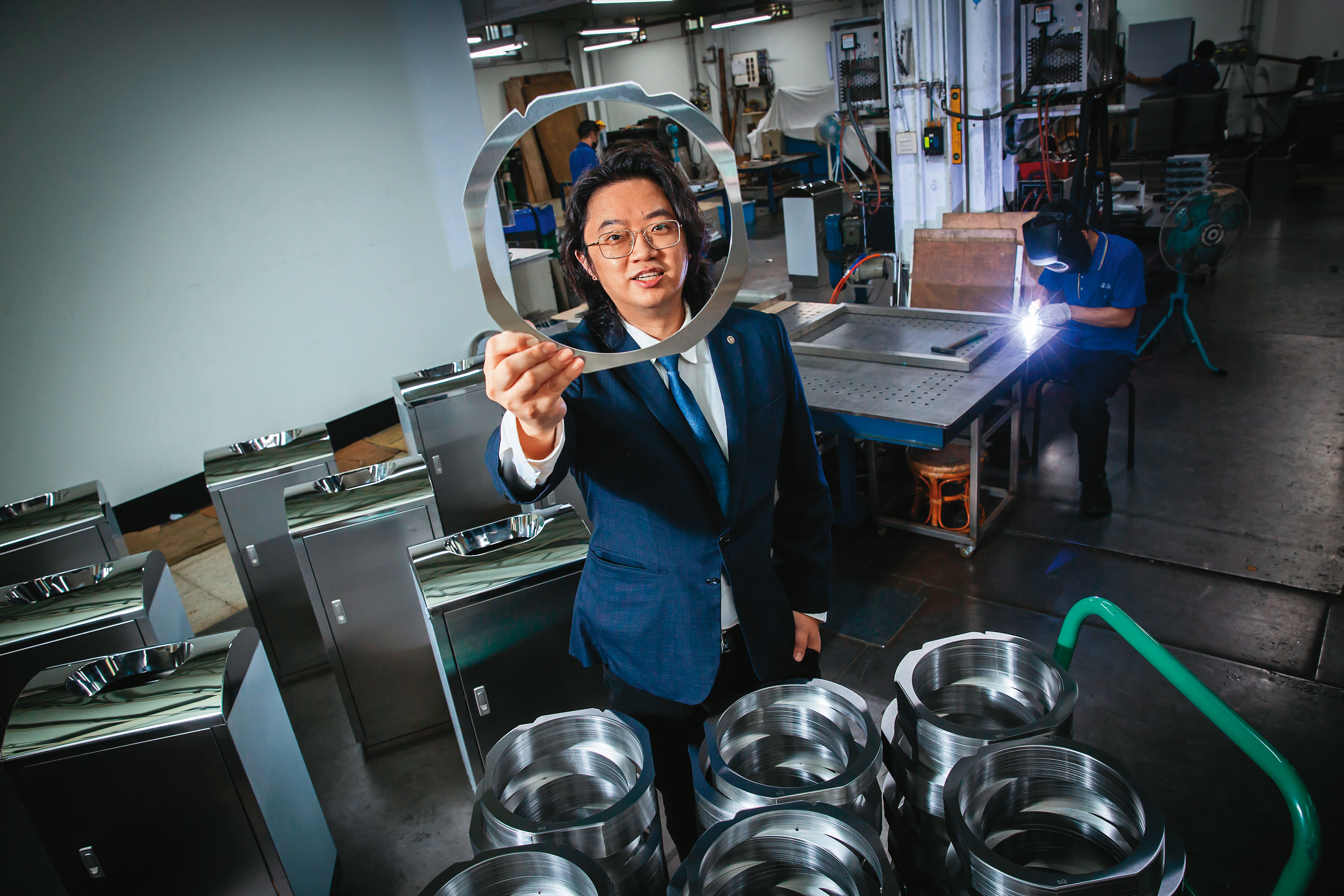 林佑嘉帶領生產不鏽鋼垃圾桶的傳統工廠，成為國內主要半導體晶圓框架供應商。