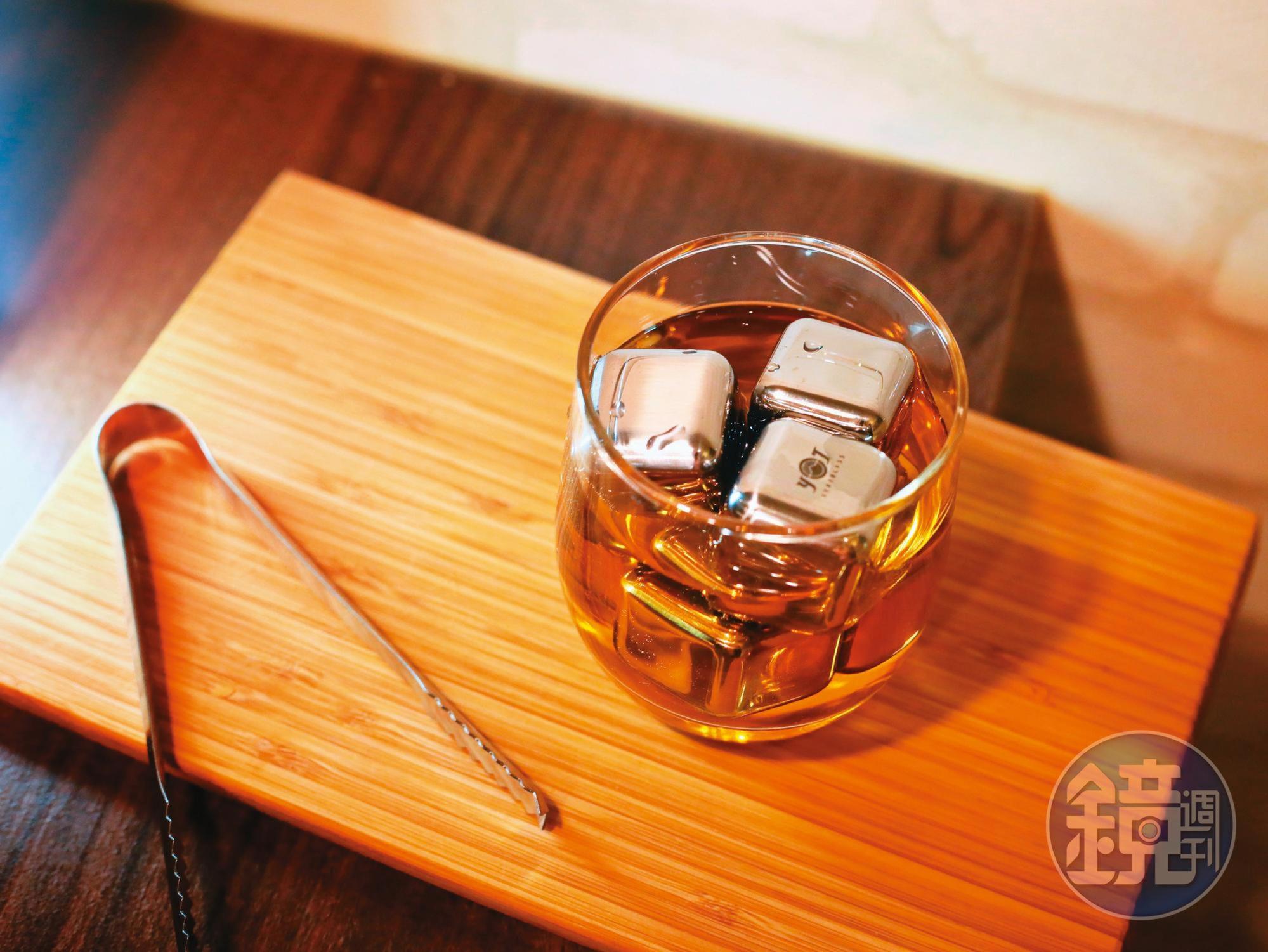 不鏽鋼冰塊可在冷卻飲品時，不使飲品味道因冰塊融化變淡。