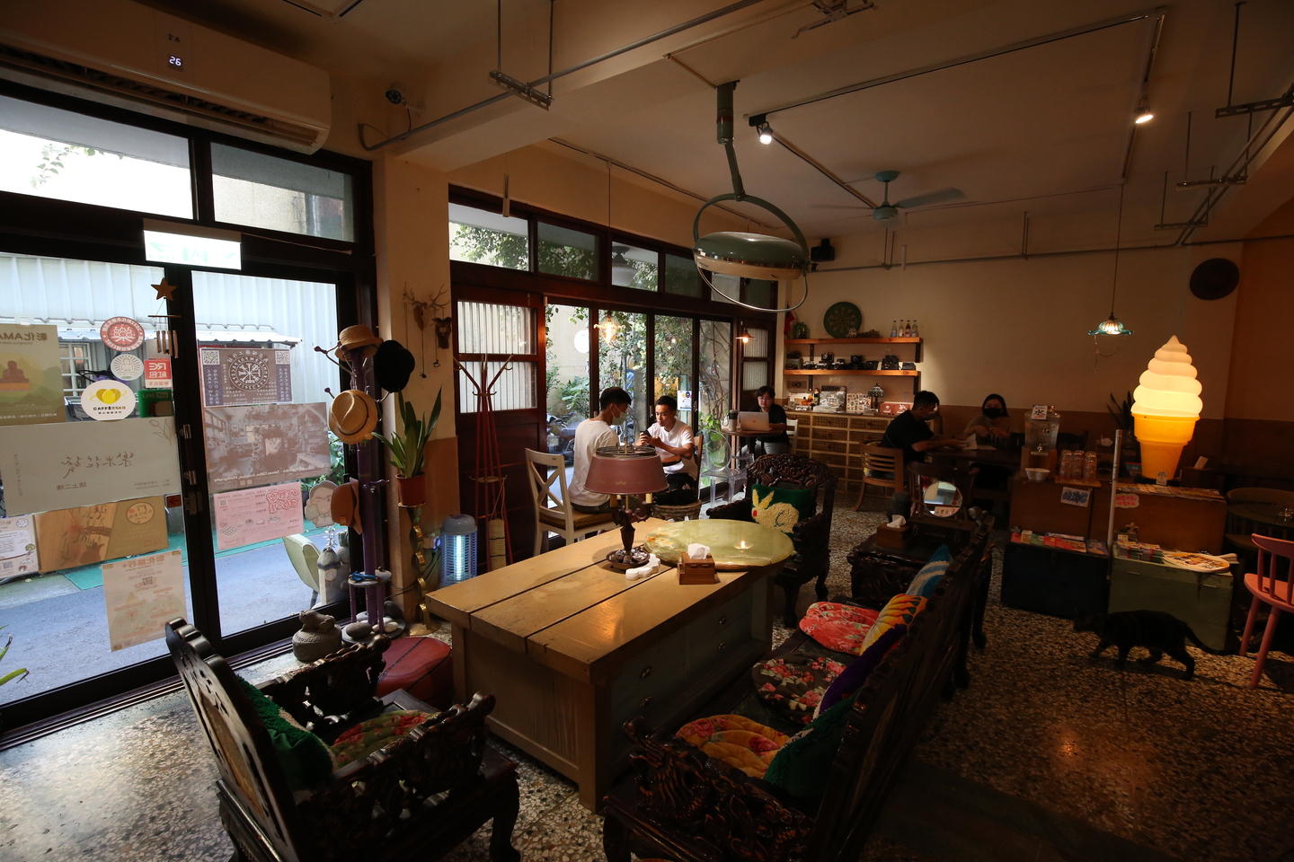 場地「穩定飛行模式」是彰化知名的老屋咖啡館。