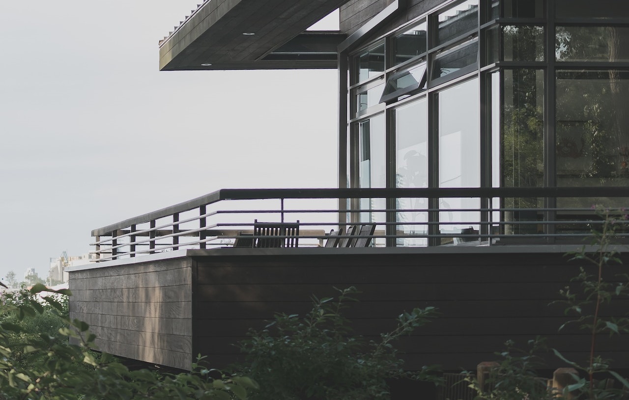 臉書一篇賣屋文因物件地點掀起討論,加上成交就抽iPhone 14給留言分享的網友,討論度居高不下。(示意圖,Pexels)