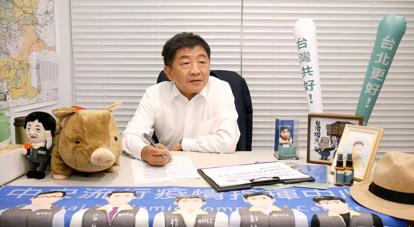 陳時中首度在臉書開直播和網友互動,談論選舉與時政話題。(翻攝自陳時中臉書)