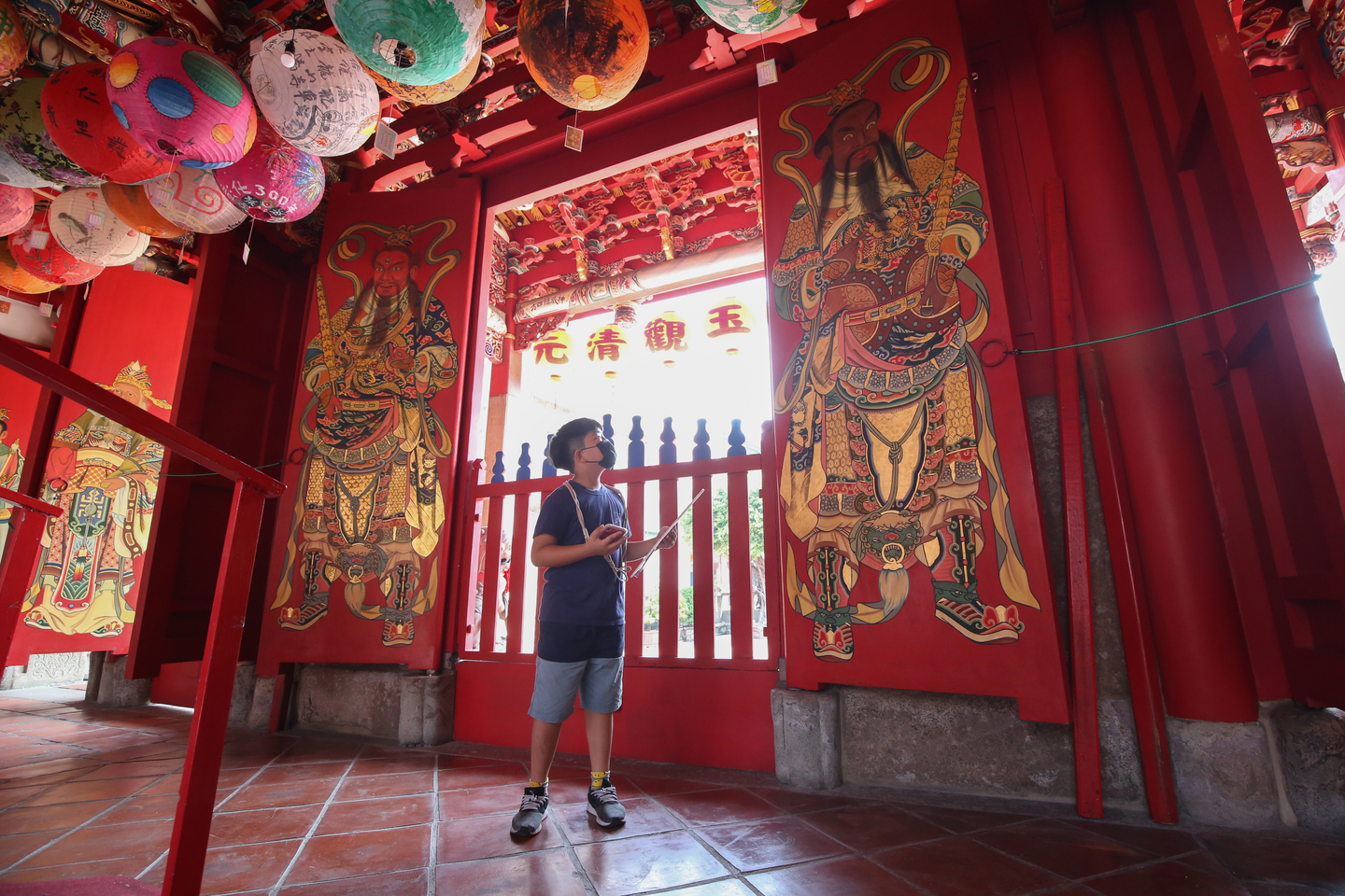 實境解謎讓大小遊客都能深入探訪彰化各大小廟，如「元清觀」就是間華麗且彩繪雕工精細的廟宇。