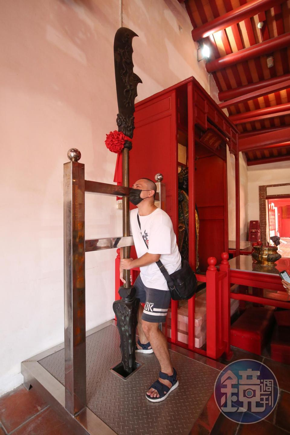 屬於官建的「關帝廟」最大特色是廟裡有全台唯一的「青龍偃月大刀」。