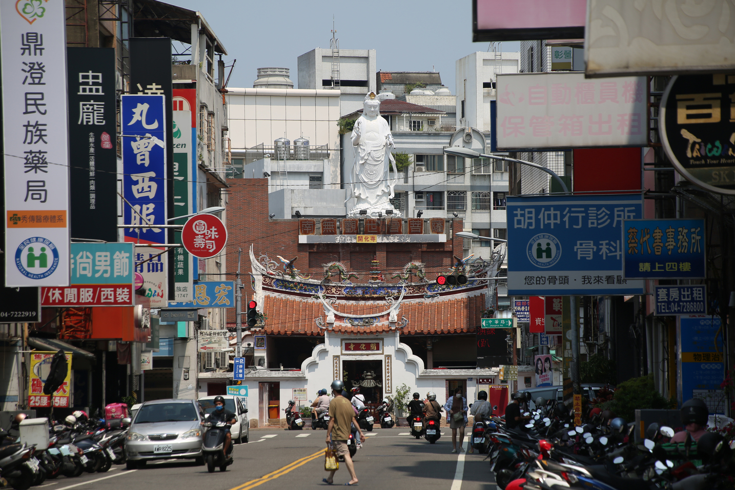 位於中華路的「開化寺」上方有搶眼的白色觀世音佛像是彰化市的地標。