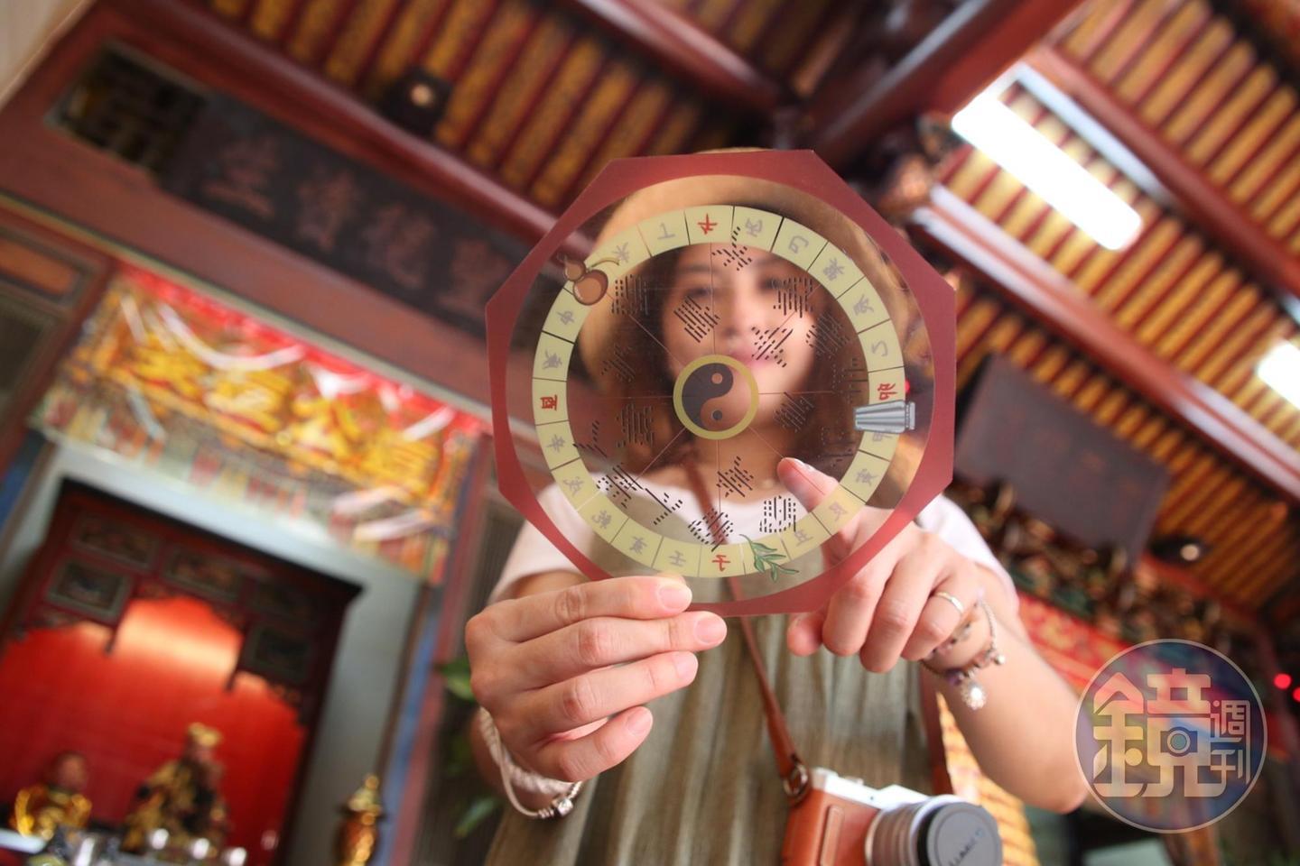 開化寺痘公痘婆的神明桌上有什麼和解謎羅盤相對應的東西呢？