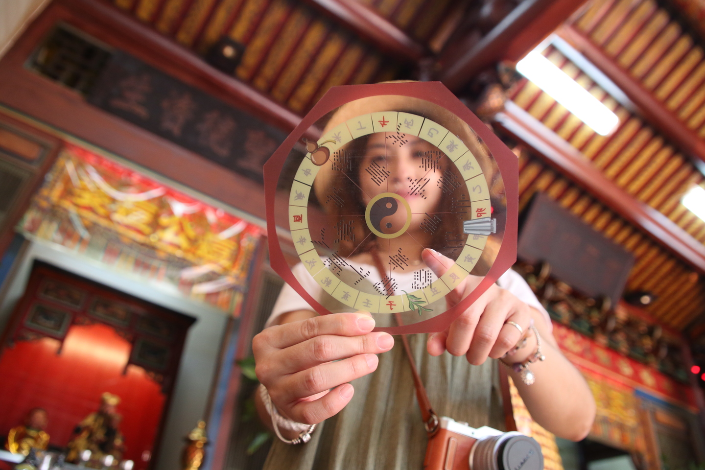 開化寺痘公痘婆的神明桌上有什麼和解謎羅盤相對應的東西呢？