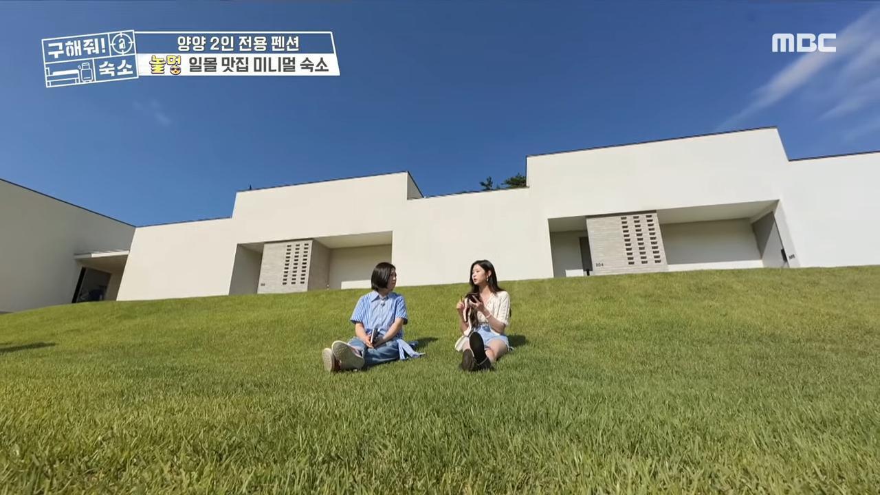 金淑(左)與金珉周前進豪宅,發現外觀與《寄生上流》有錢人一家的住處。(翻攝自MBC)