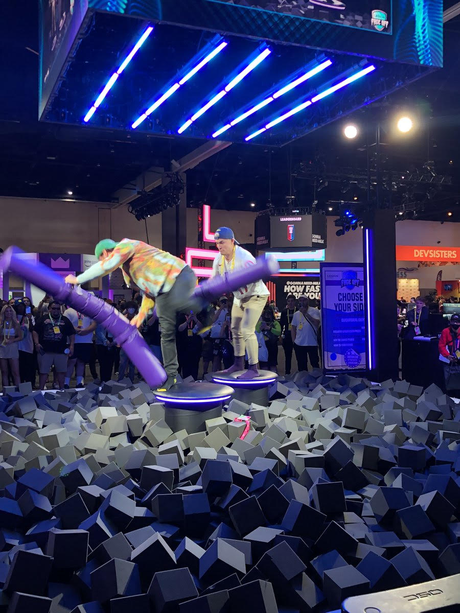 Lenovo Legion攤位參展Twitch嘉年華,舉辦1對1趣味競賽擂台。(翻攝推特@ClippyChimp)