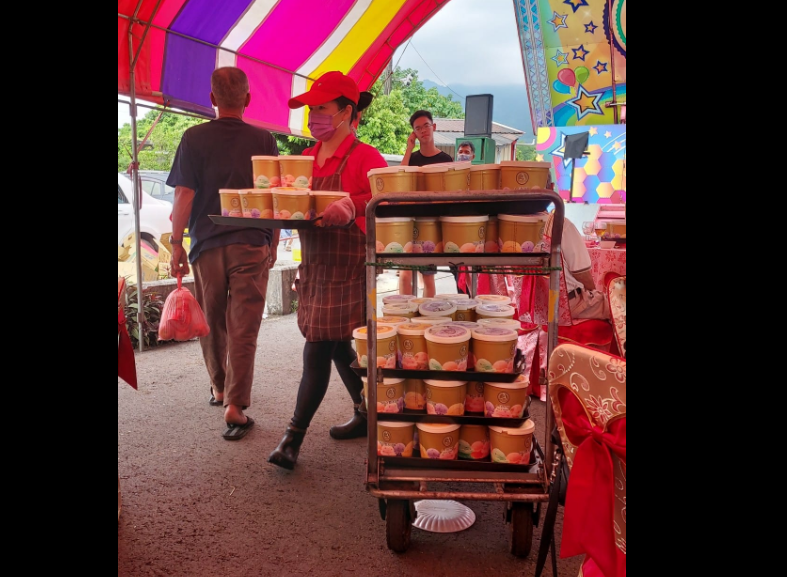 網友分享在南部吃流水席時，甜點是一人一桶冰淇淋，服務生準備端上桌給賓客。（翻攝臉書《爆廢公社公開版》）