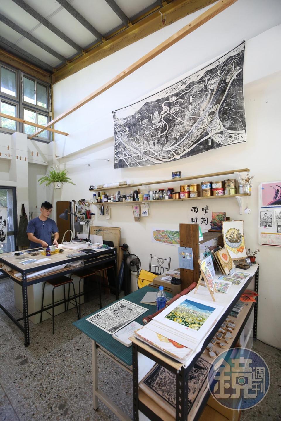 卦山村的工作室空間不大，但足以讓在地藝術家有所發揮。