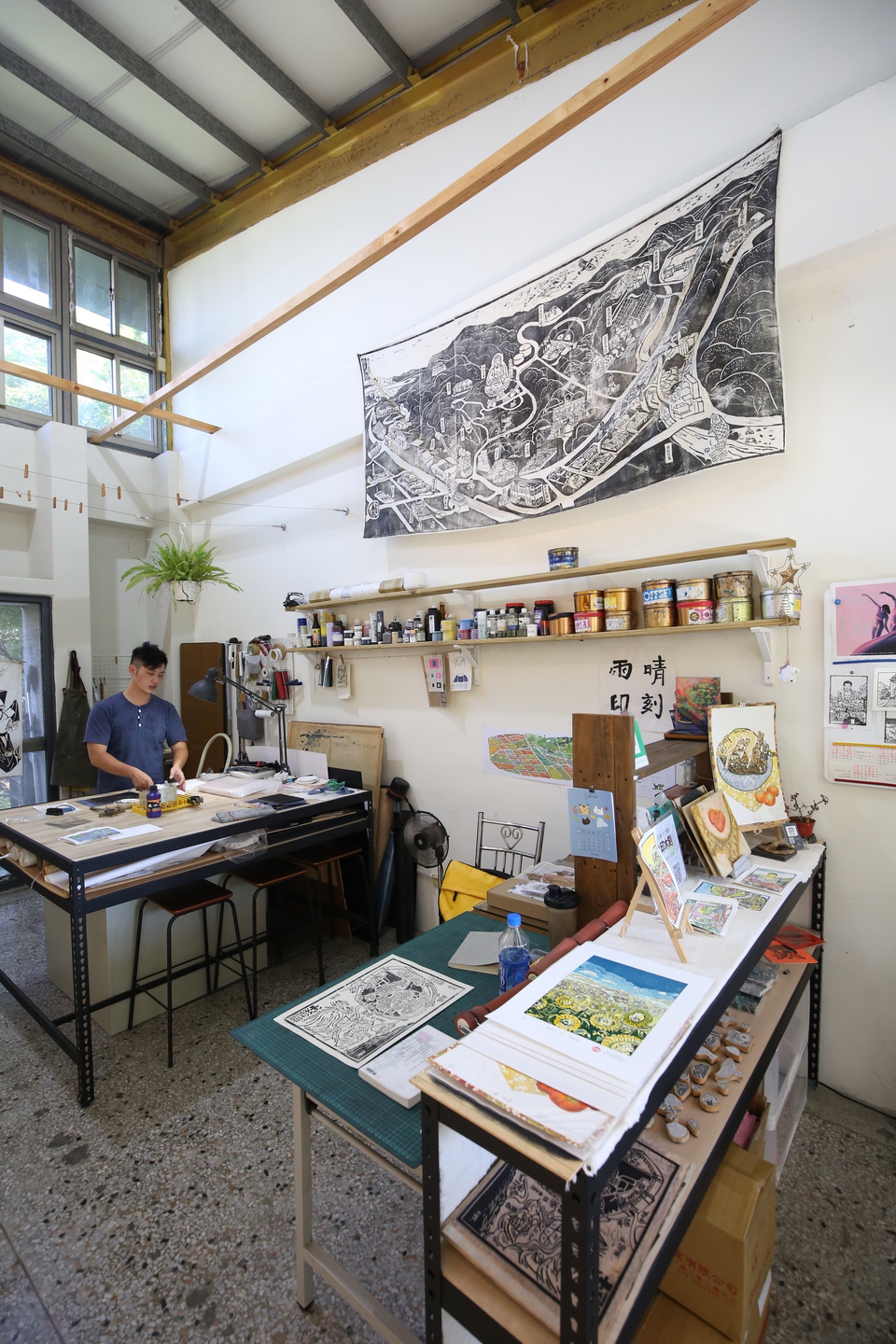 卦山村的工作室空間不大，但足以讓在地藝術家有所發揮。