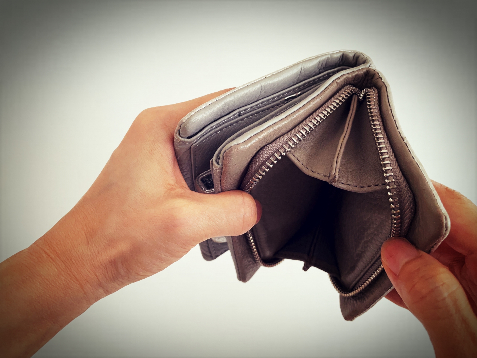 有網友表示自己每月固定支出要10萬，嘆「不敢娶老婆」。（示意圖，PhotoAC）