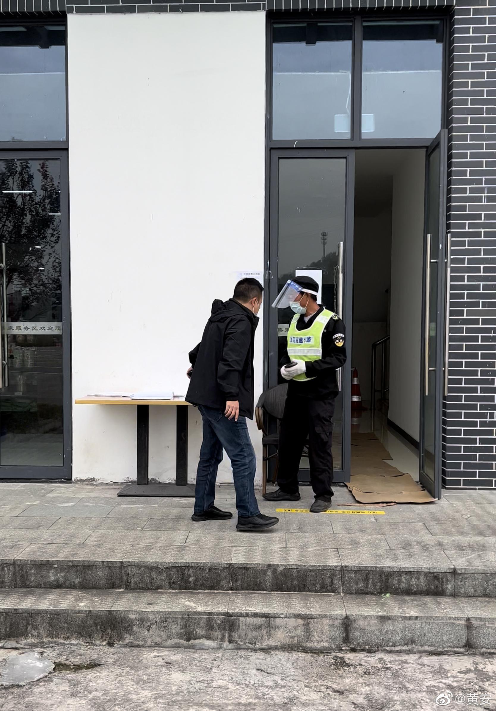 黃安想上廁所就上不得，只好憋著。（翻攝自黃安微博）