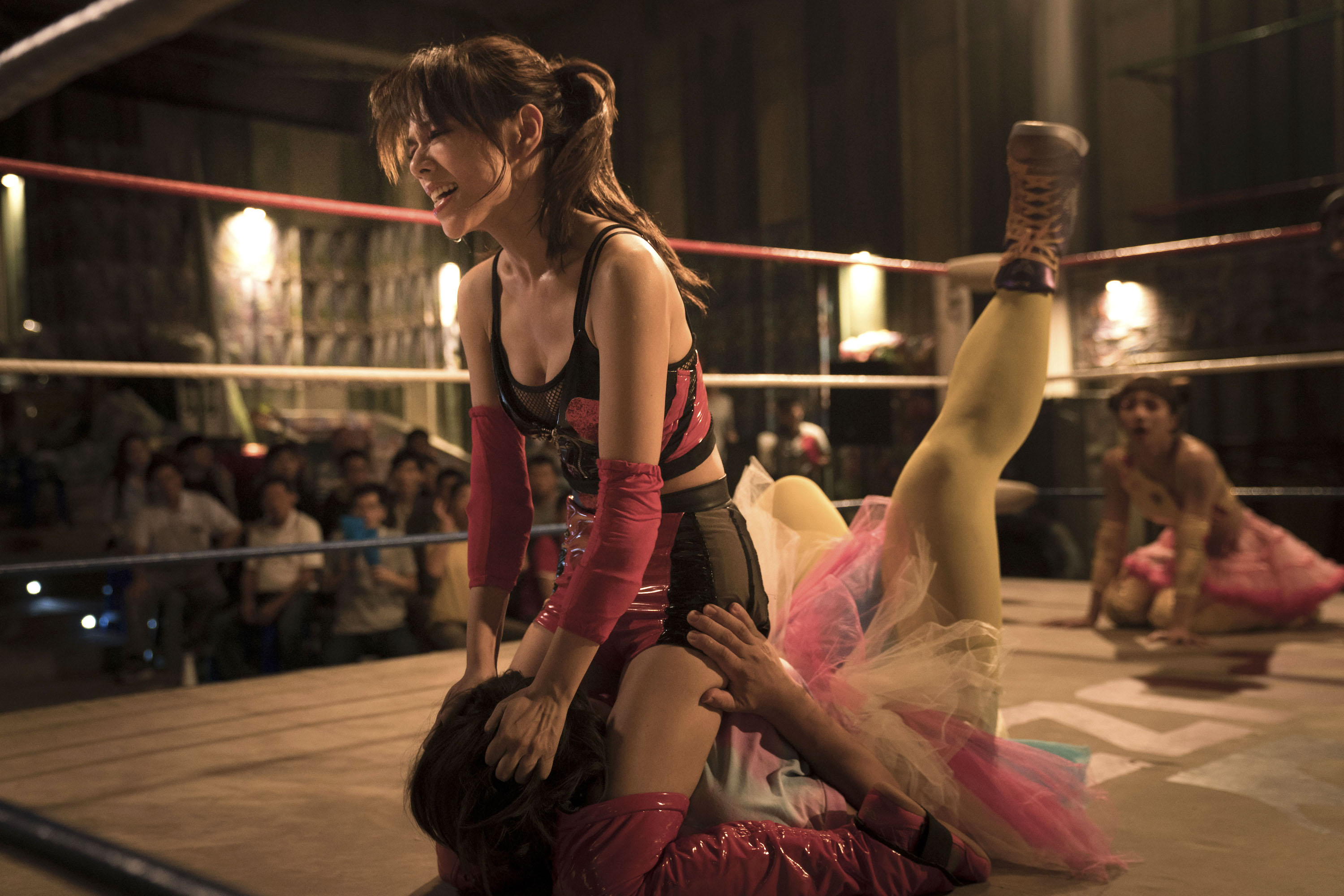 夏于喬把AV裡的愛情動作撫摸胸部、震動等招式放到擂台上，以另類招術吸引觀眾。（滿滿額娛樂提供）