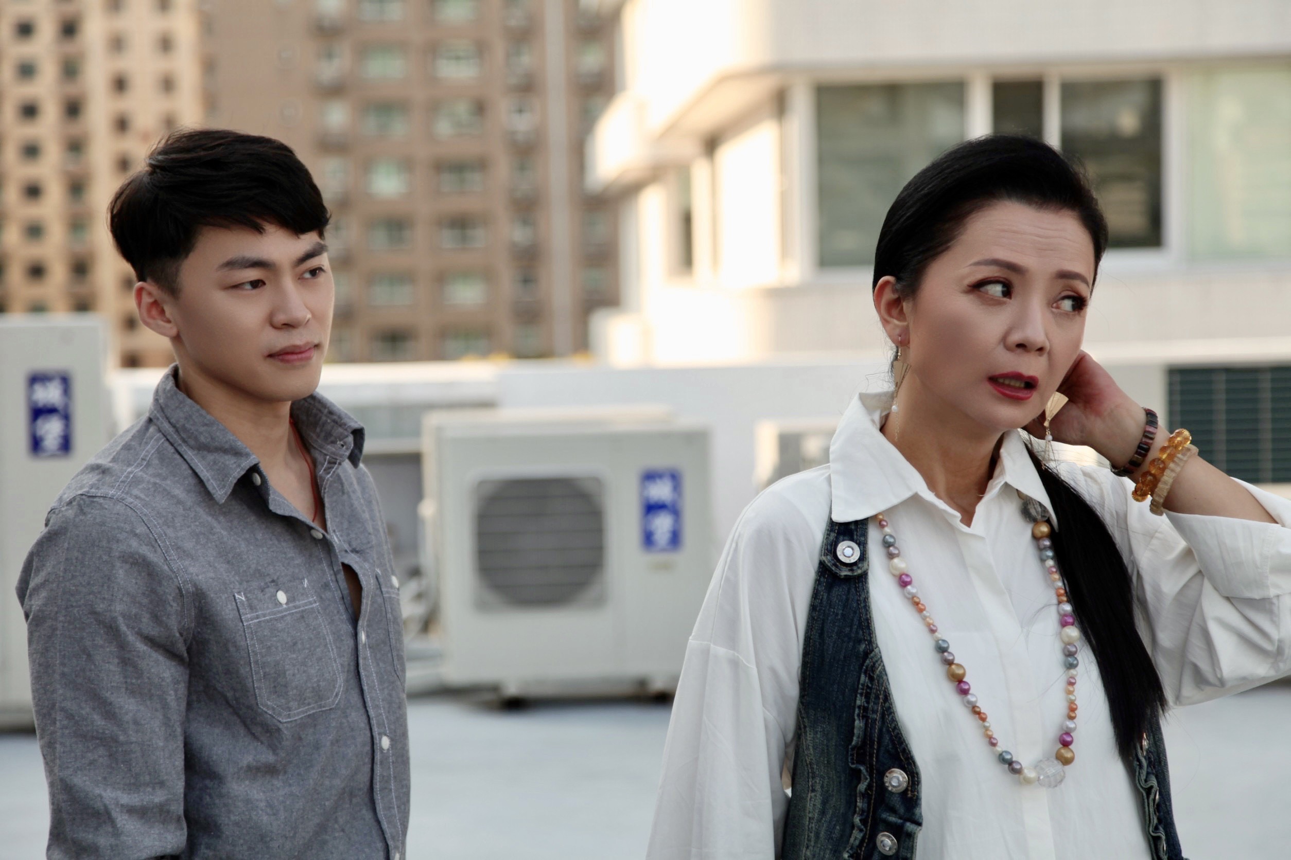 高欣欣首次為八點檔《市井豪門》演出角頭老大，披道服架式十足。（民視提供）