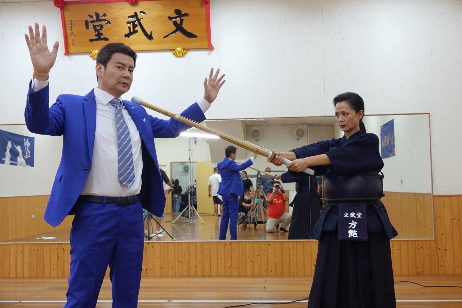 高欣欣在民視八點檔《市井豪門》中演出角頭老大方艷，開心有鮮肉跟班童韋傑。（民視提供）