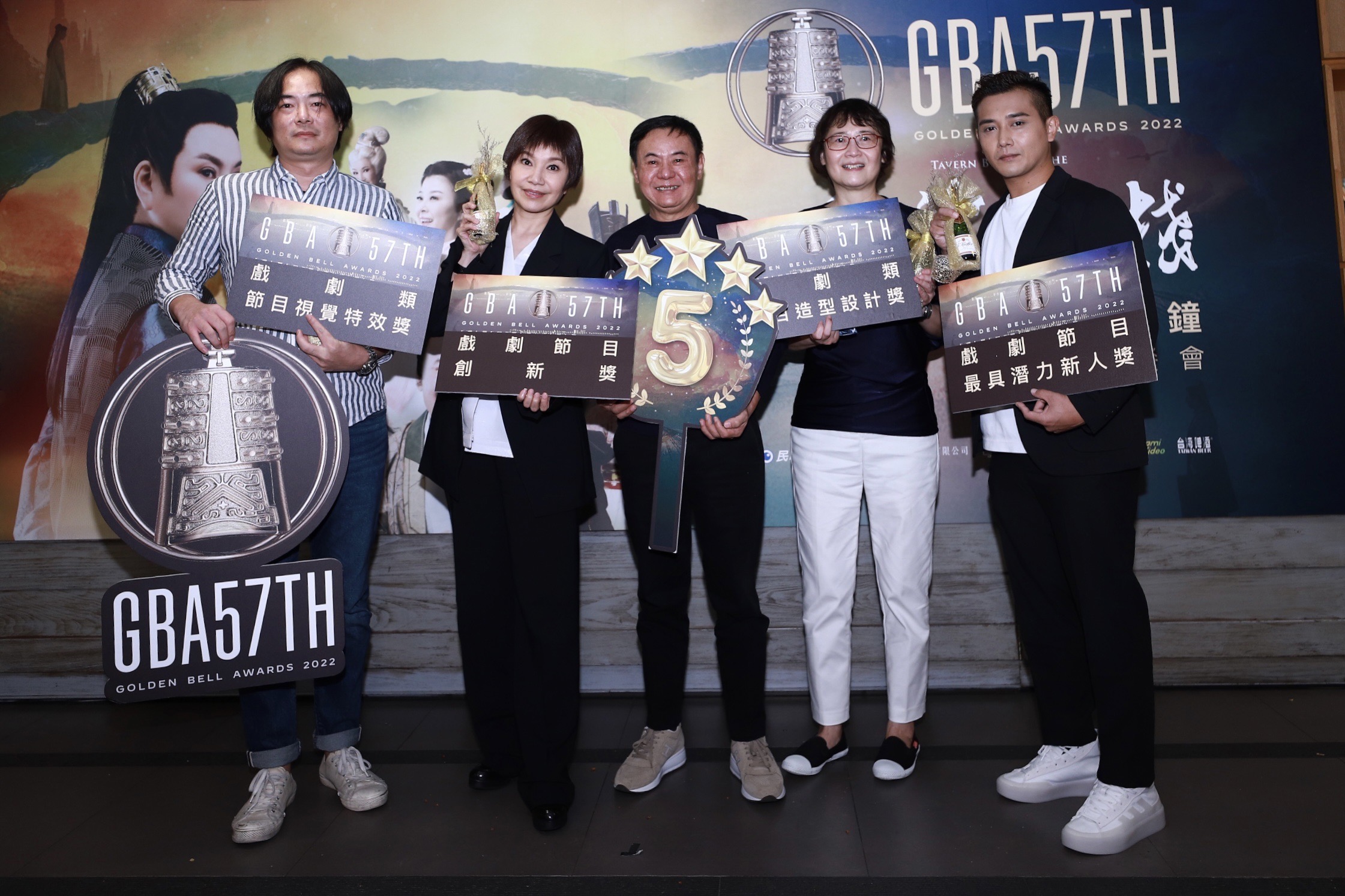 唐美雲（左2）率《孟婆客棧》團隊今日舉行金鐘入圍餐會。（民視提供）