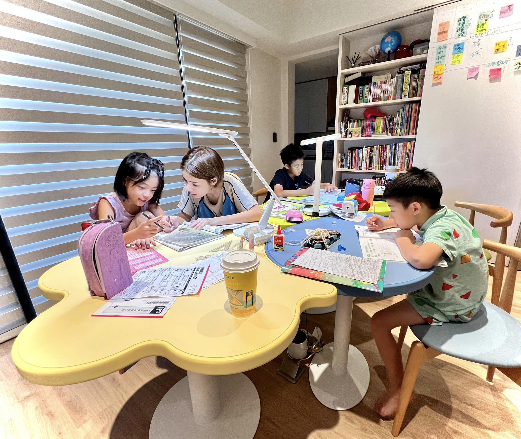 小孩在家自學,徐小可坦言是個很大的挑戰。(翻攝自白吉勝&徐小可白宮這一家臉書)