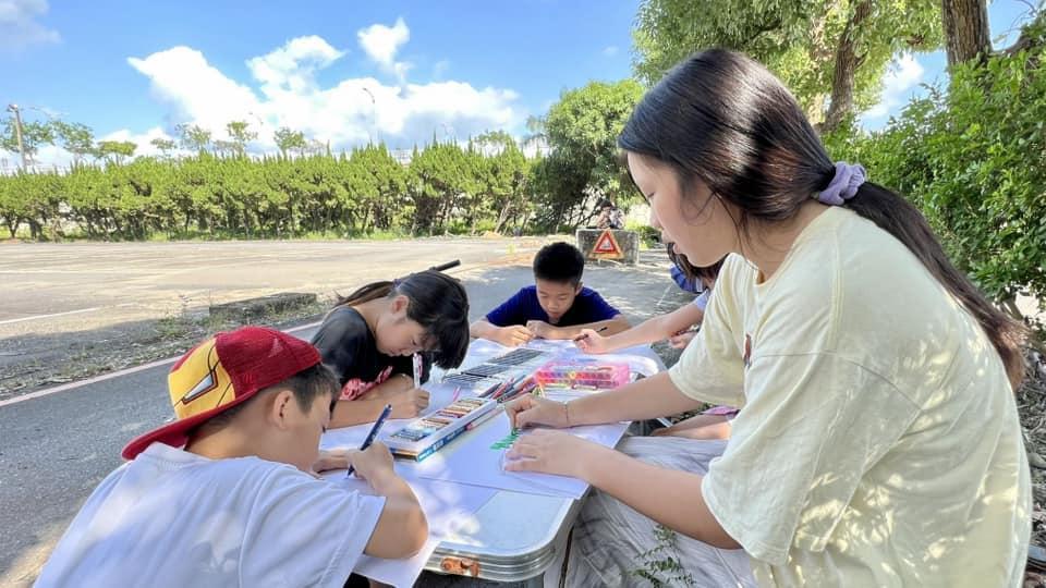 小孩暑假過後展開在家自學，走到哪都可學習。（翻攝自白吉勝＆徐小可白宮這一家臉書）