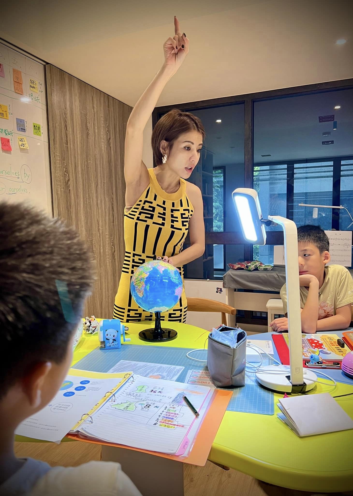 徐小可為了小孩在家自學當起「老師」。(翻攝自白吉勝&徐小可白宮這一家臉書)