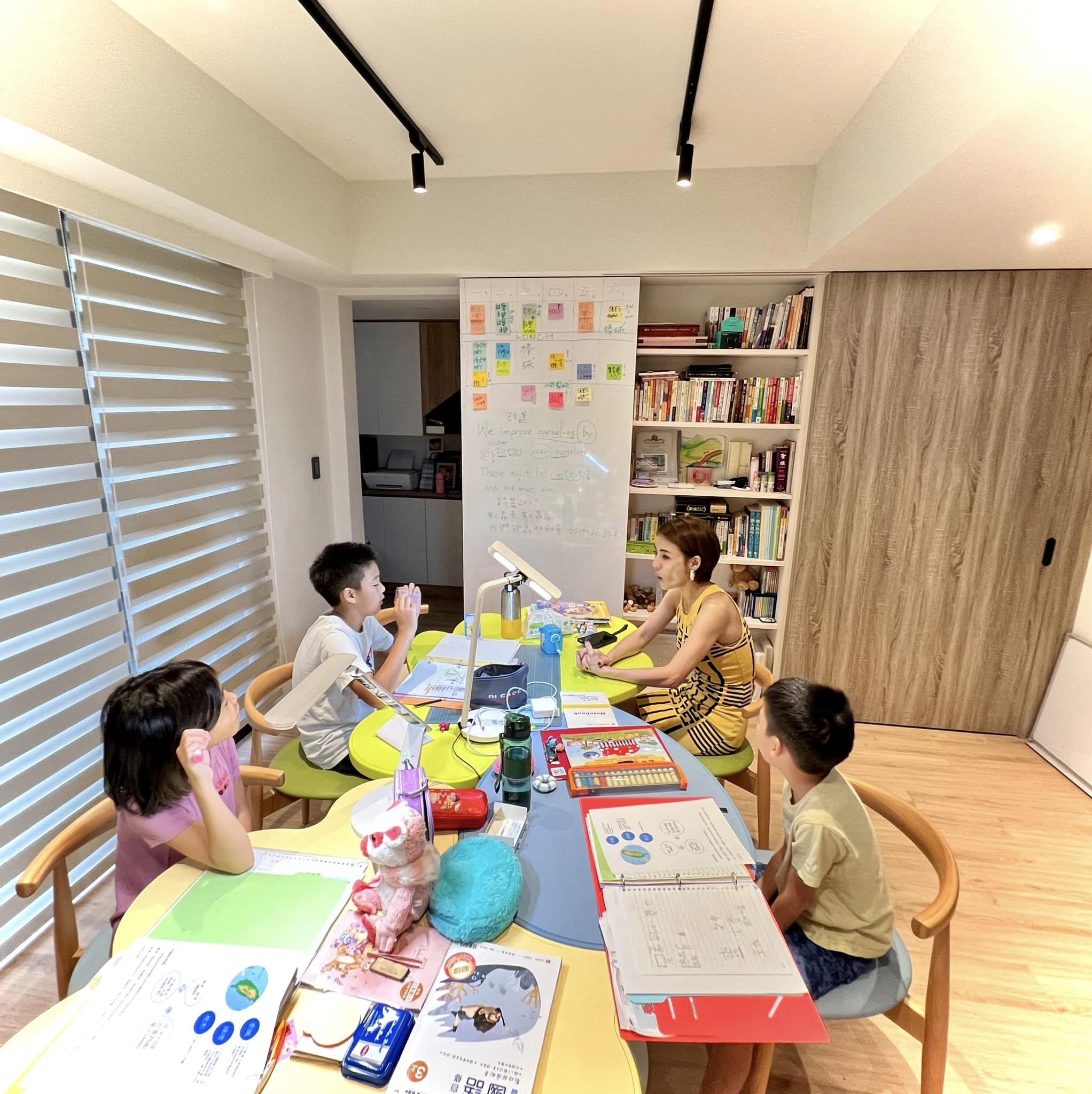 徐小可花了2年時間做出讓三個小孩在家自學的決定。(翻攝自白吉勝&徐小可白宮這一家臉書)