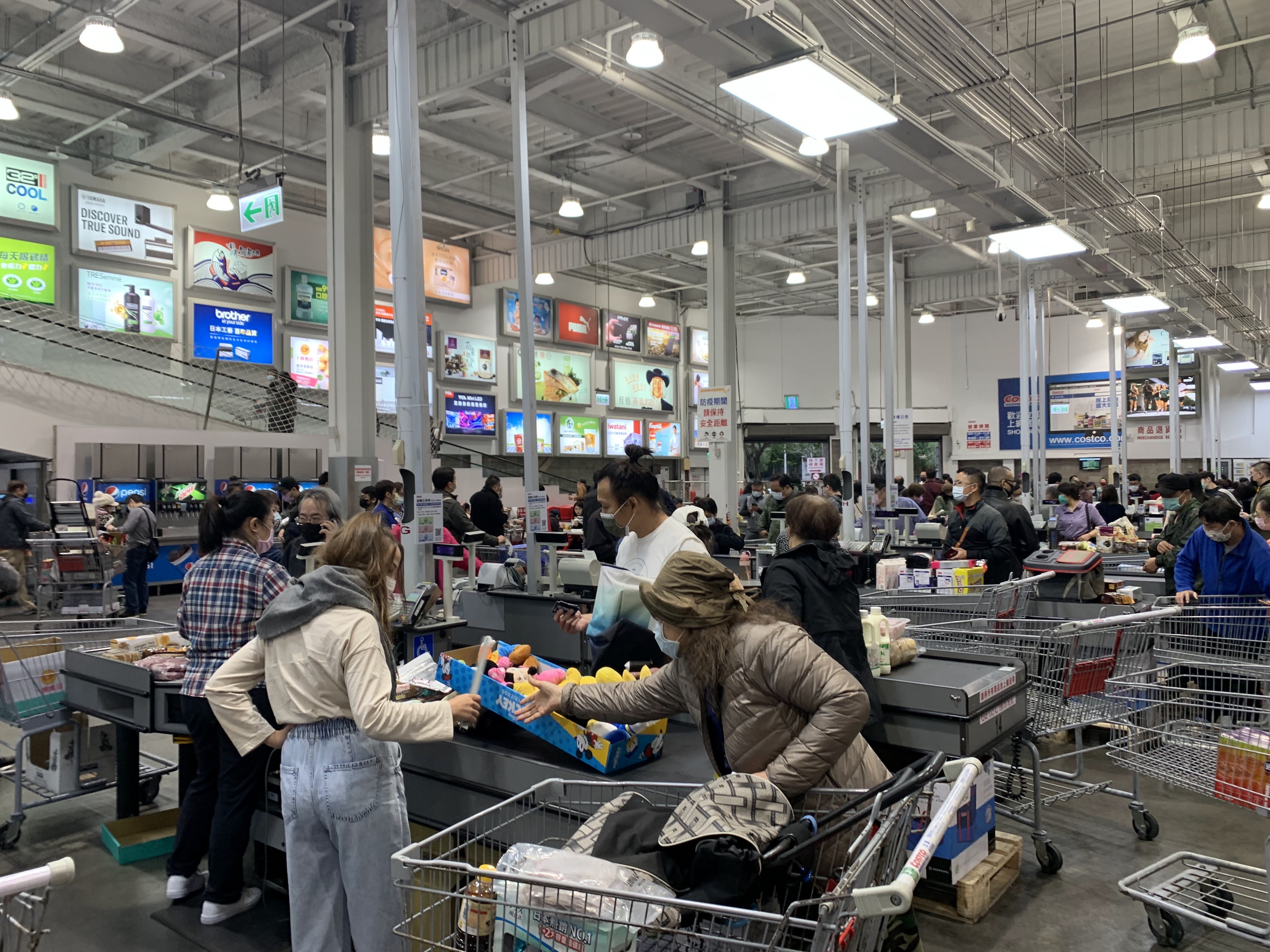 有網友在逛好市多時發現自己的推車和別人「撞車」，買的東西竟然一模一樣。（示意圖，資料照）