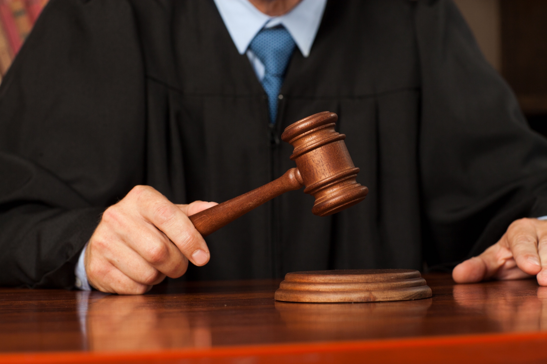 桃園一名男子不滿被臨檢，往警察後腦杓吐菸，更以四字經怒嗆警察。（示意圖；PhotoAC）