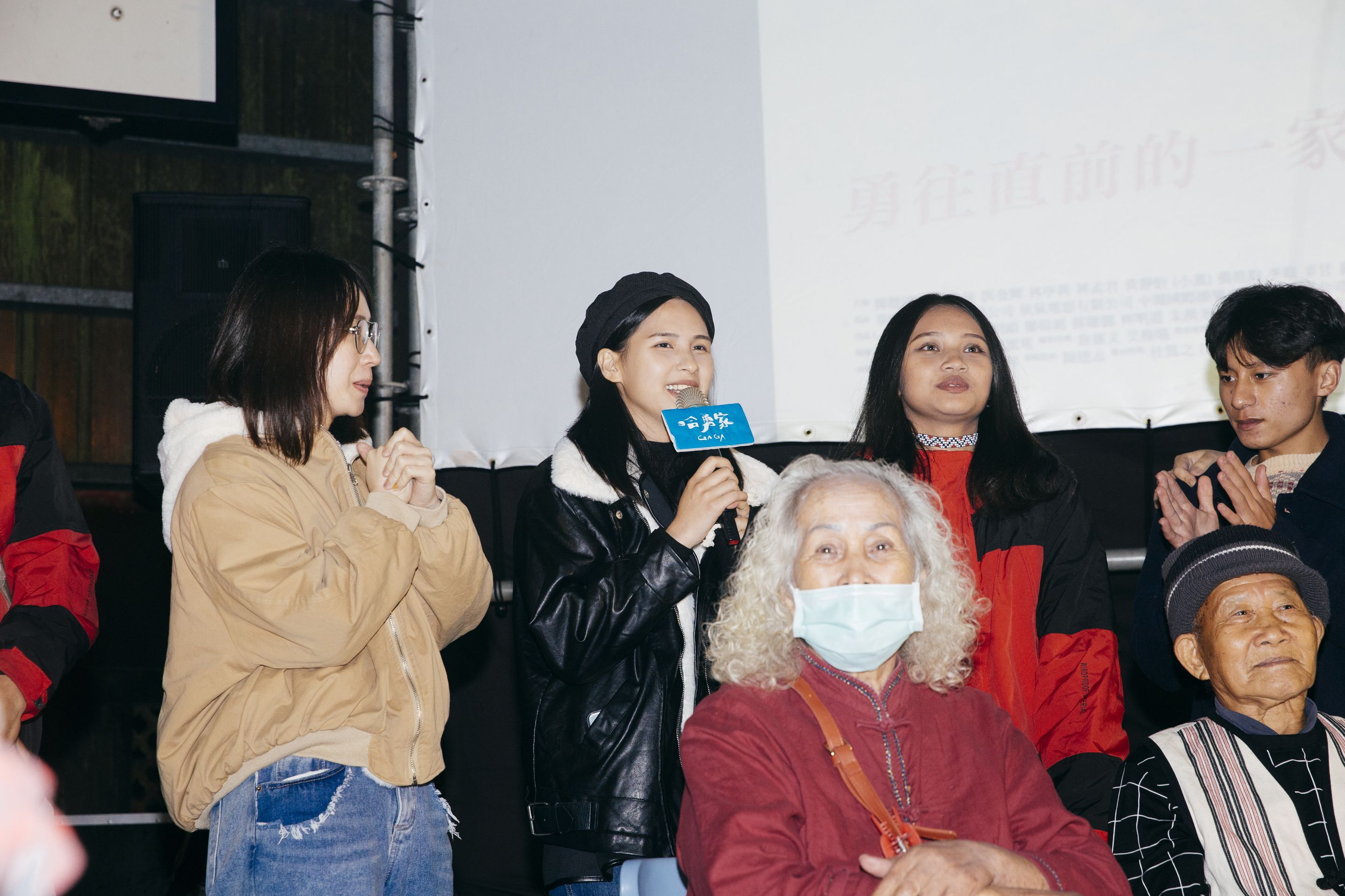 演員群林詹珍妹、陳德清、小薰、林亭莉、李瑄等人從各地趕來南山部落，會合在地人張祖鈞一起看首映。