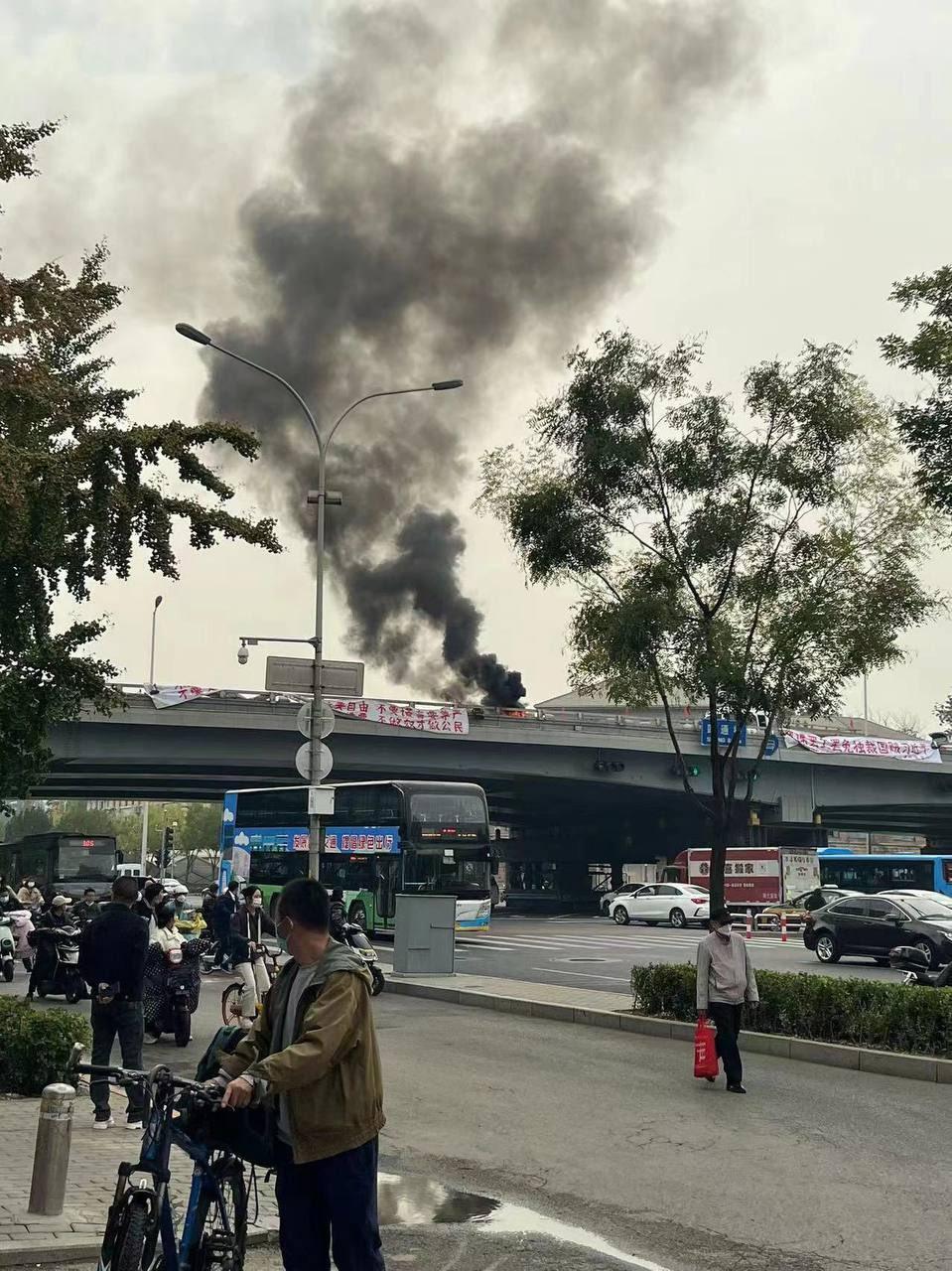 現場掛出抗議布條，還燃起烈火黑煙。（翻自推特）