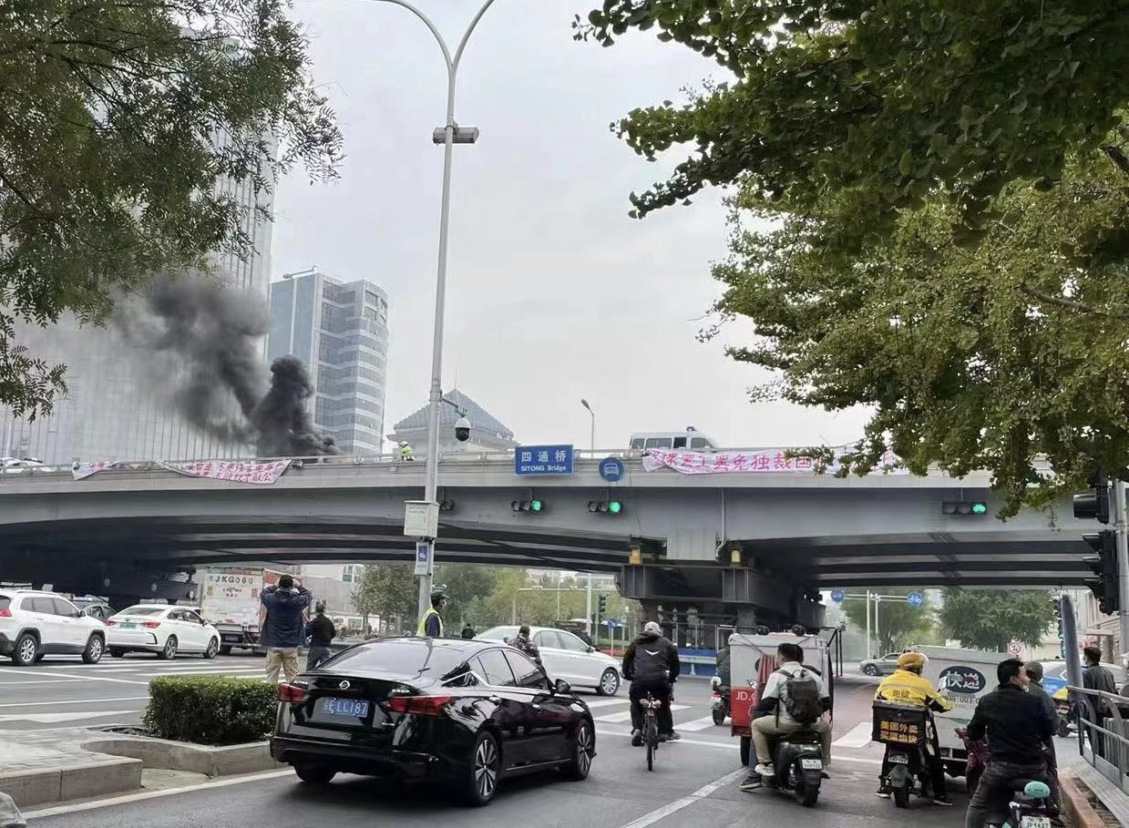 右邊布條寫上「罷課罷工罷免獨裁國賊習近平！」。（翻自推特）