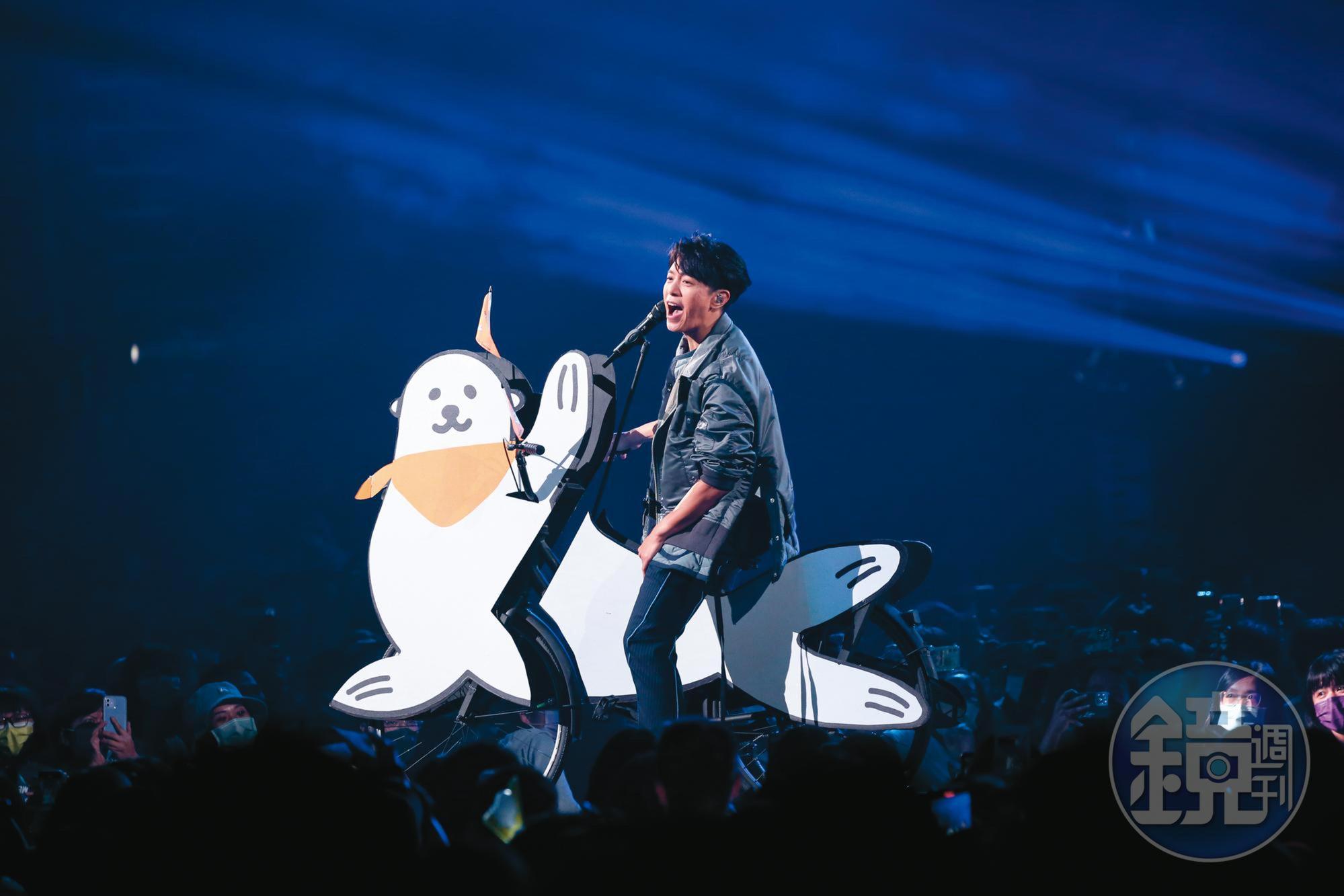 今年9月的演唱會上,韋禮安騎海獅車演唱,玩足「海獅會」的哏。