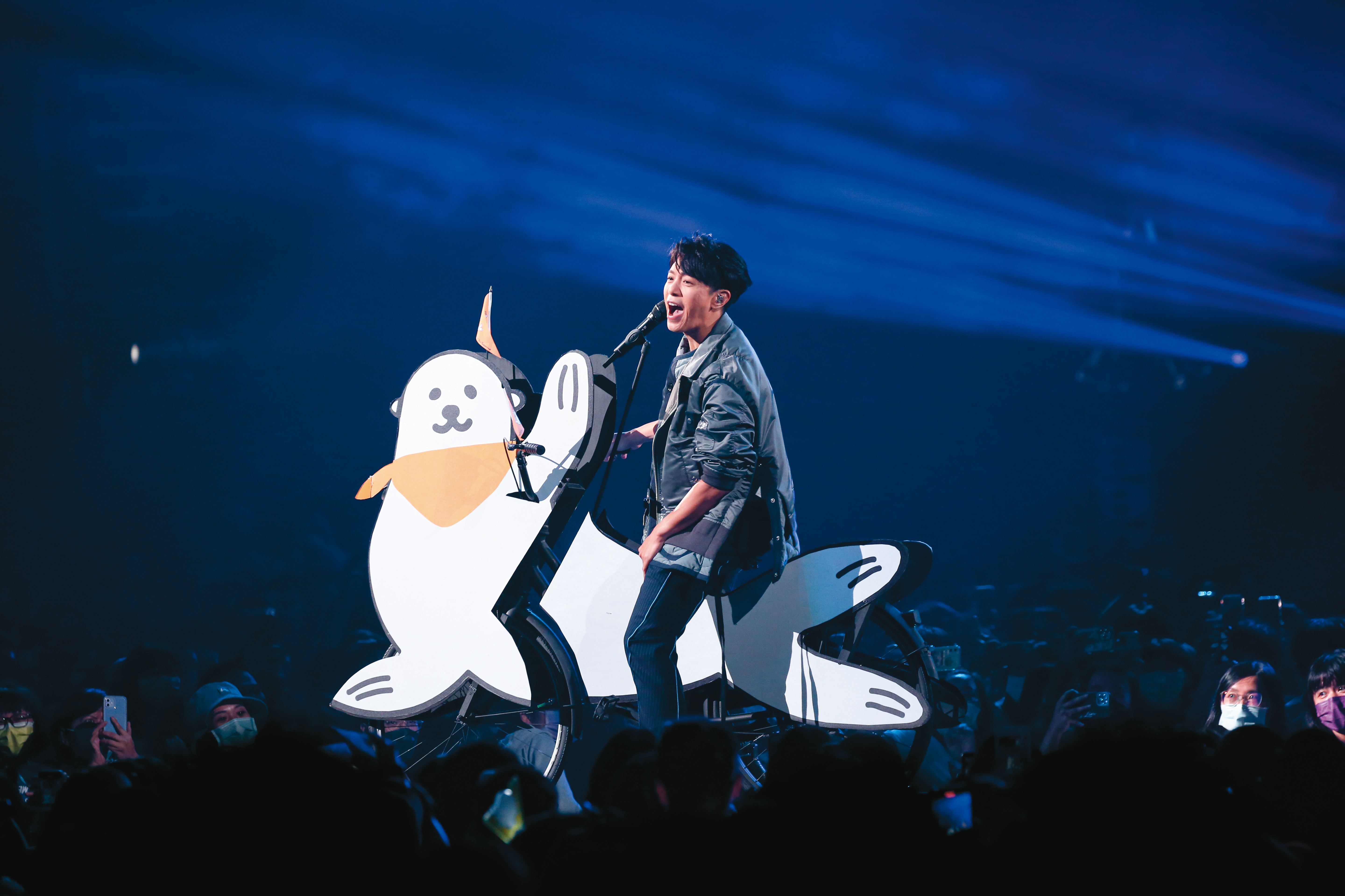 今年9月的演唱會上，韋禮安騎海獅車演唱，玩足「海獅會」的哏。