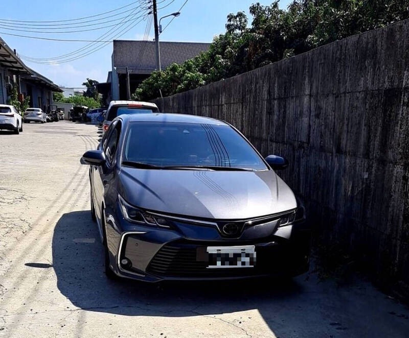 警方在台中市楓樹南街尋獲高鐵搶劫案逃逸歹徒棄置的車輛。（翻攝畫面 ）