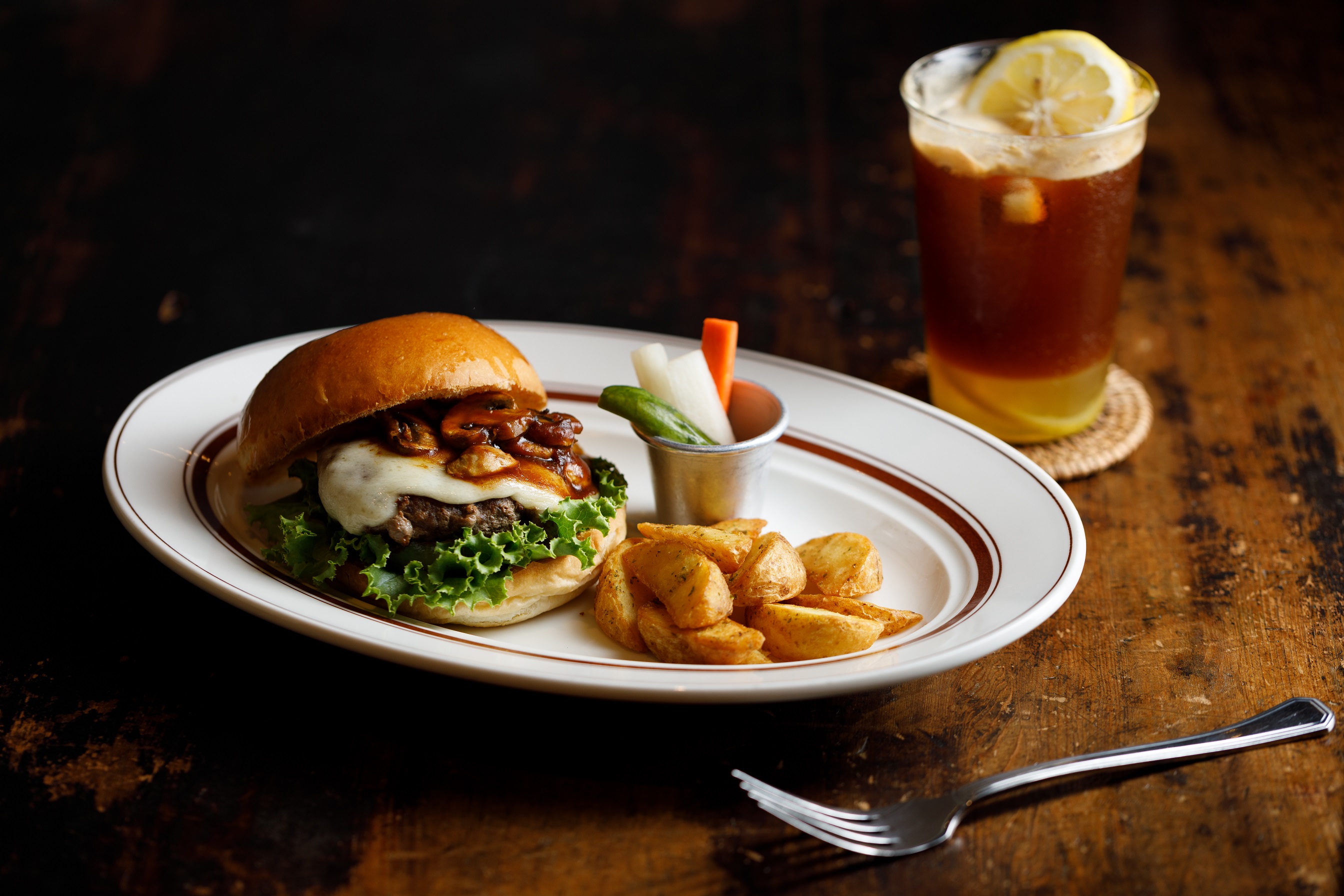 「青春漢堡」將咖啡館和風洋食融入早午餐中。