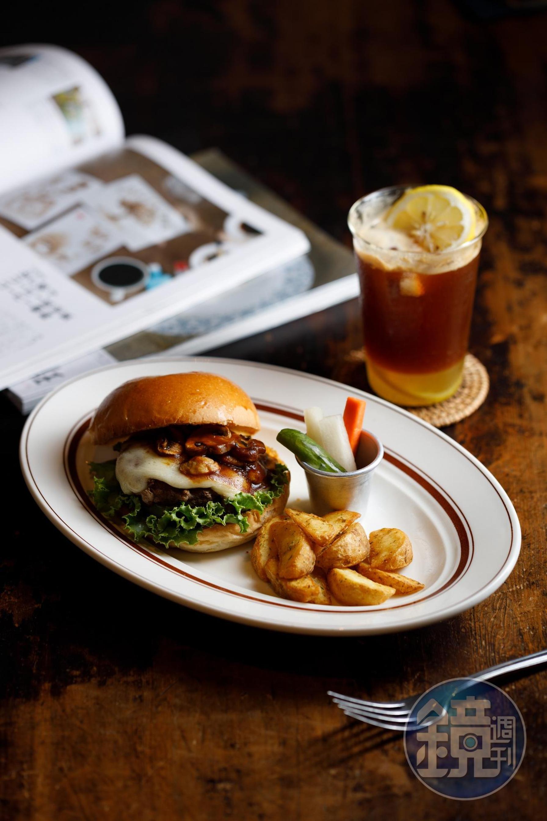 「經典多明格拉斯牛肉堡」以手打純澳牛肉排搭配莫扎瑞拉起司與濃郁的多明格拉斯紅酒醬。（290元／份）
