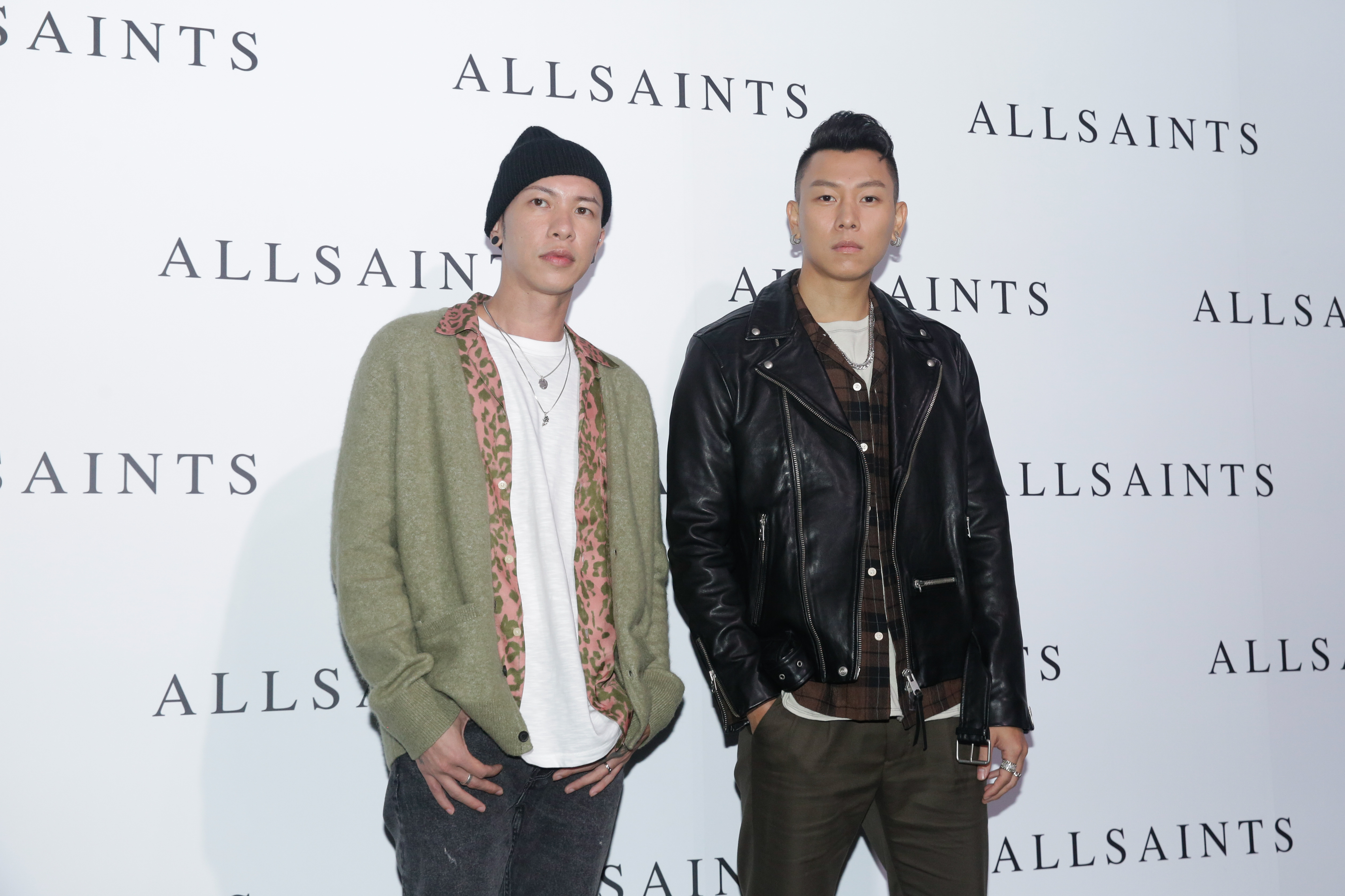 瘦子（右）與AllSaints推出聯名系列，小春（左）只給90分。