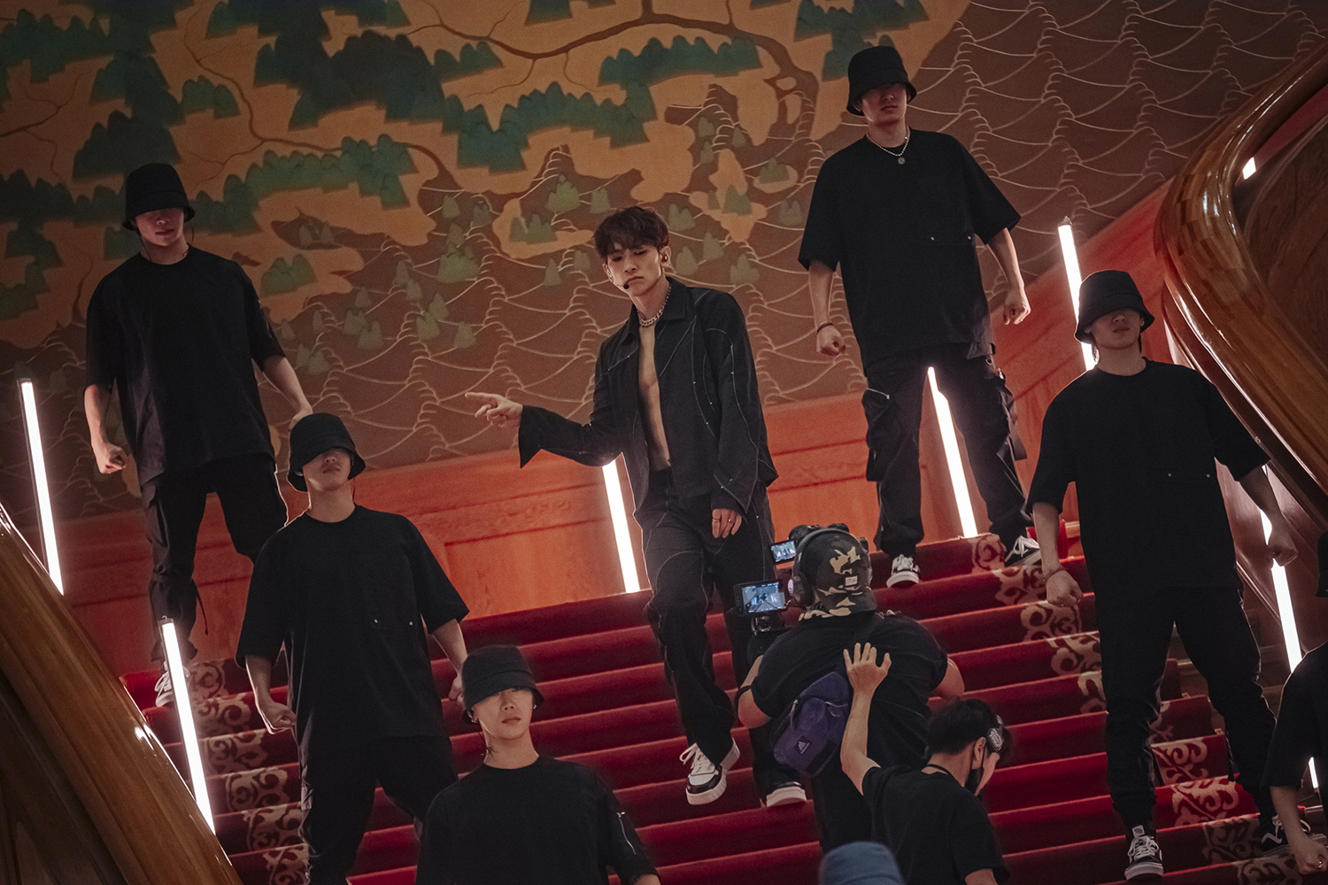 Rain在青瓦台表演還訴求一鏡到底，讓他對製作人說：「失敗所有人都死定了。」（Netflix提供）