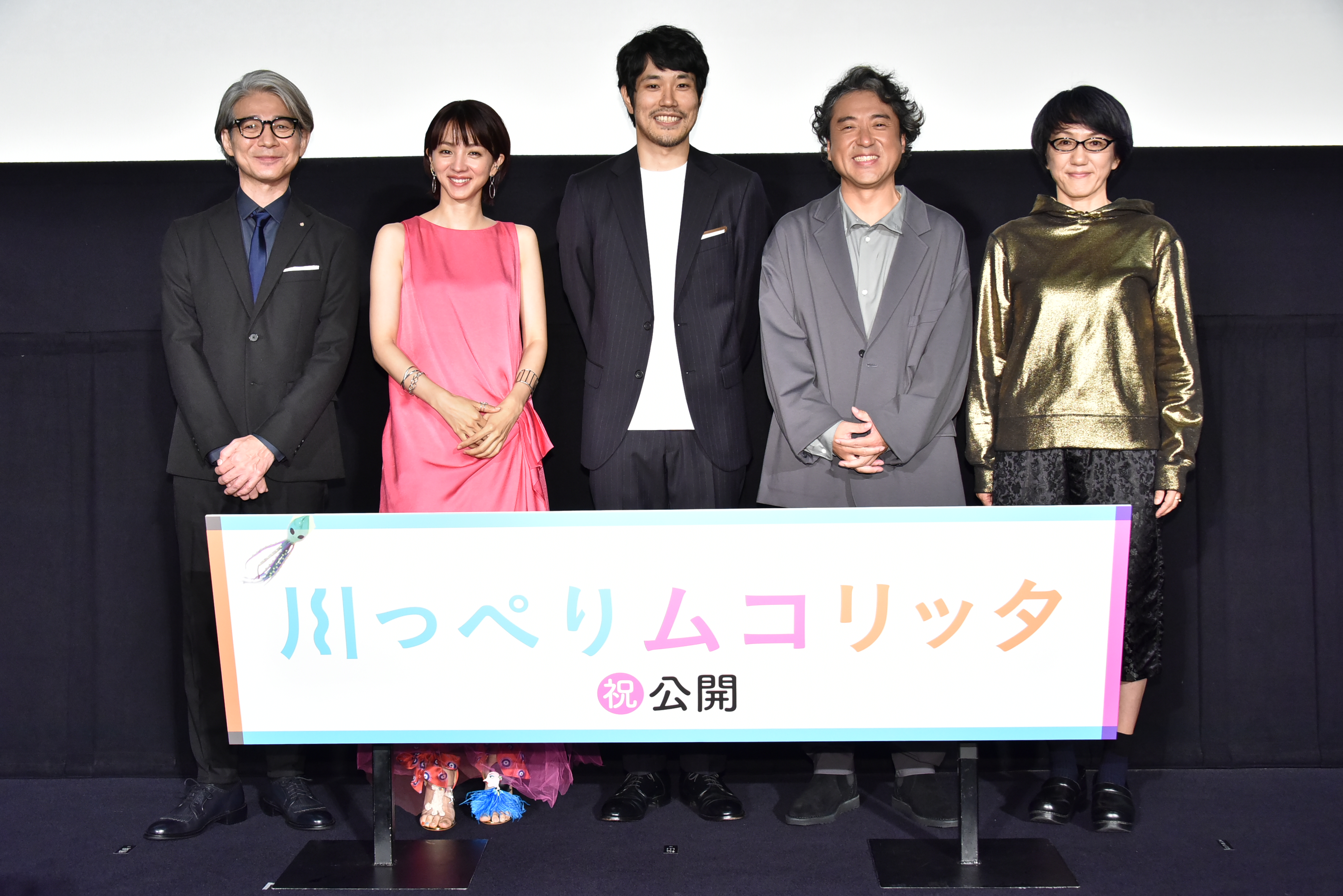 荻上直子導演（右）《河畔小日子》新片集結吉岡秀隆、滿島光、松山研一、室剛實力派演員。（政駒實業提供）