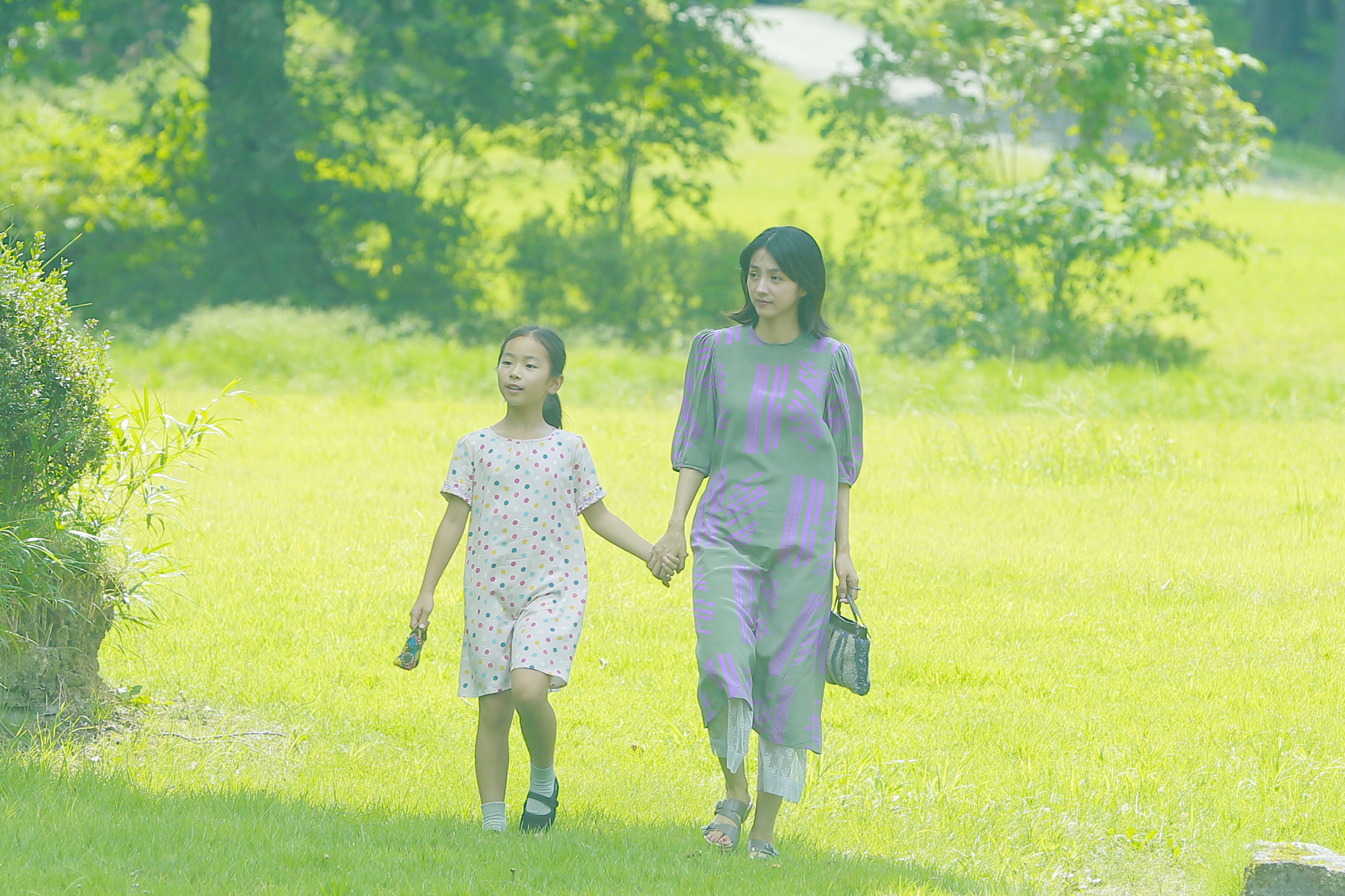 《河畔小日子》中滿島光（右）的女兒由沒有演戲經驗的松島羽那演出。（政駒實業提供）