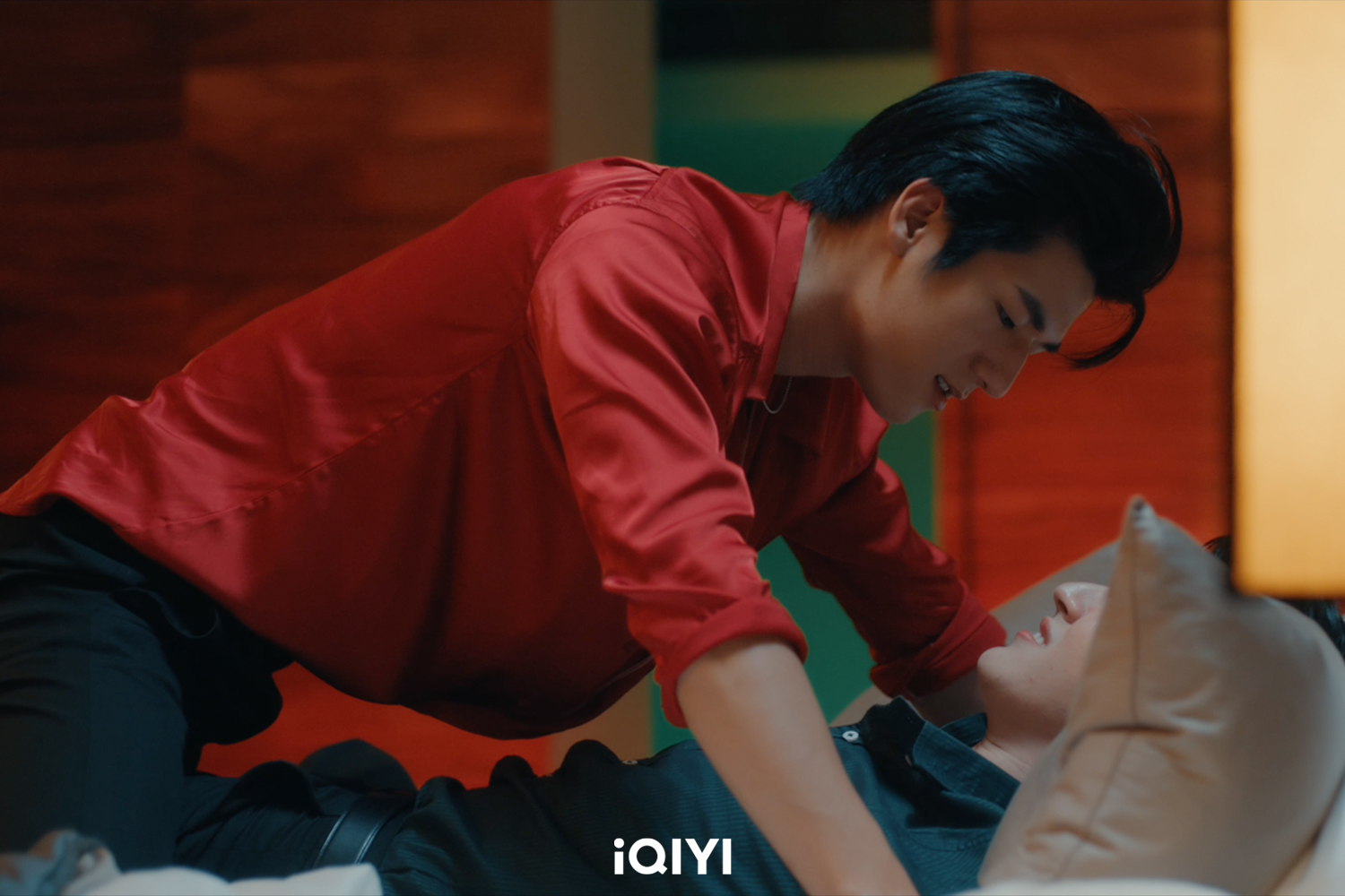 黑幫題材《龍月》兩位男主角意外度過了「意亂情迷」的一夜。(愛奇藝國際站提供)