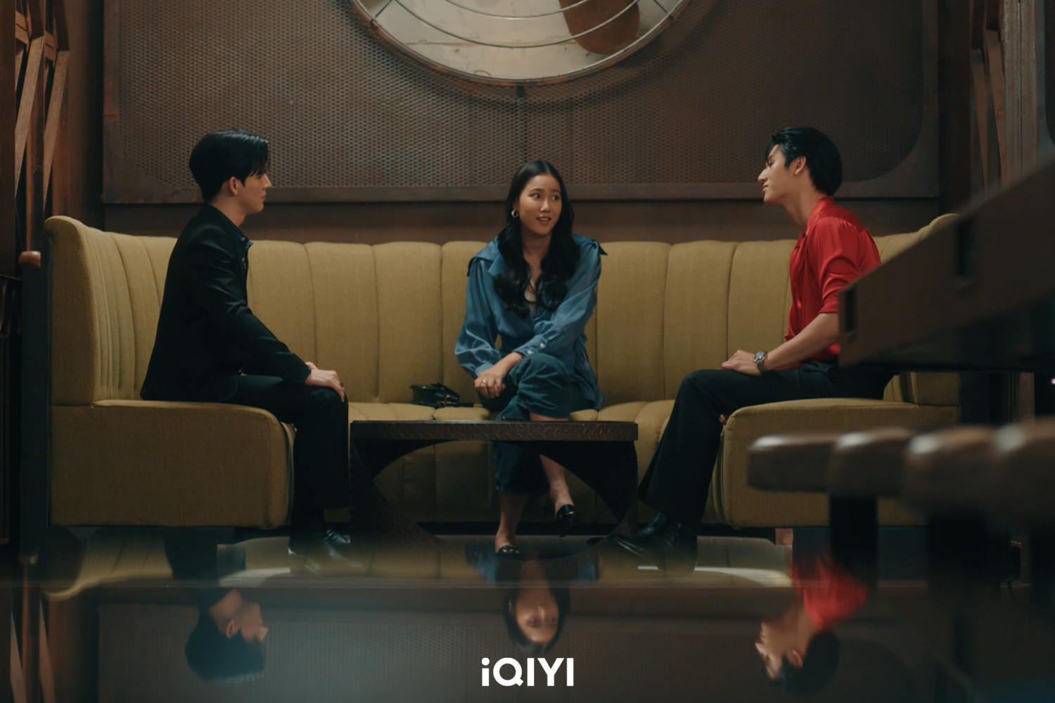 《龍月》兩位男主角原本喜歡同一位女孩,後來竟對彼此產生情愫。(愛奇藝國際站提供)