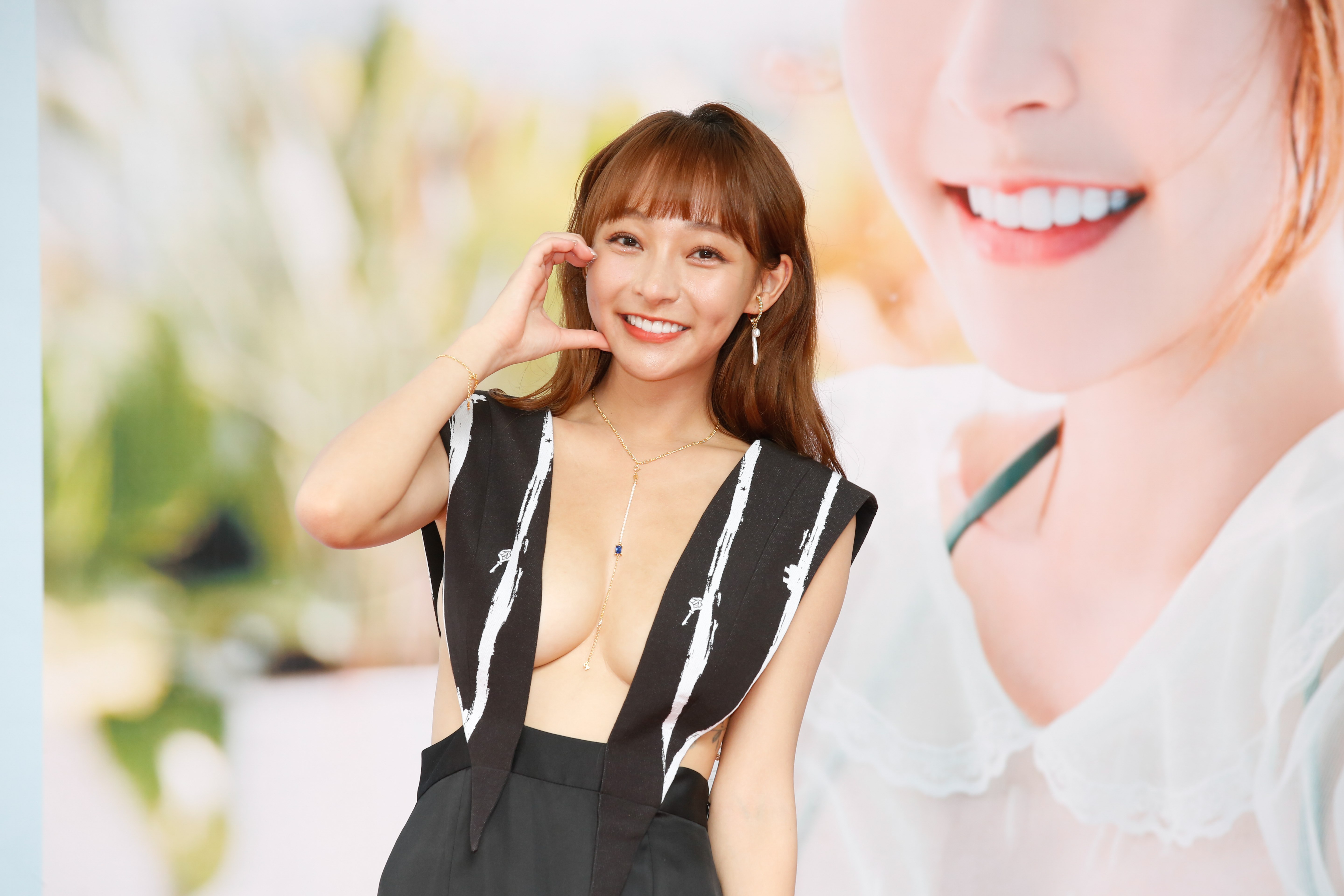 「啦啦隊女神」林襄被拍到拿電子煙在路邊「吸吸吐吐」，與平常鏡頭前甜美形象有所落差。（本刊資料照）